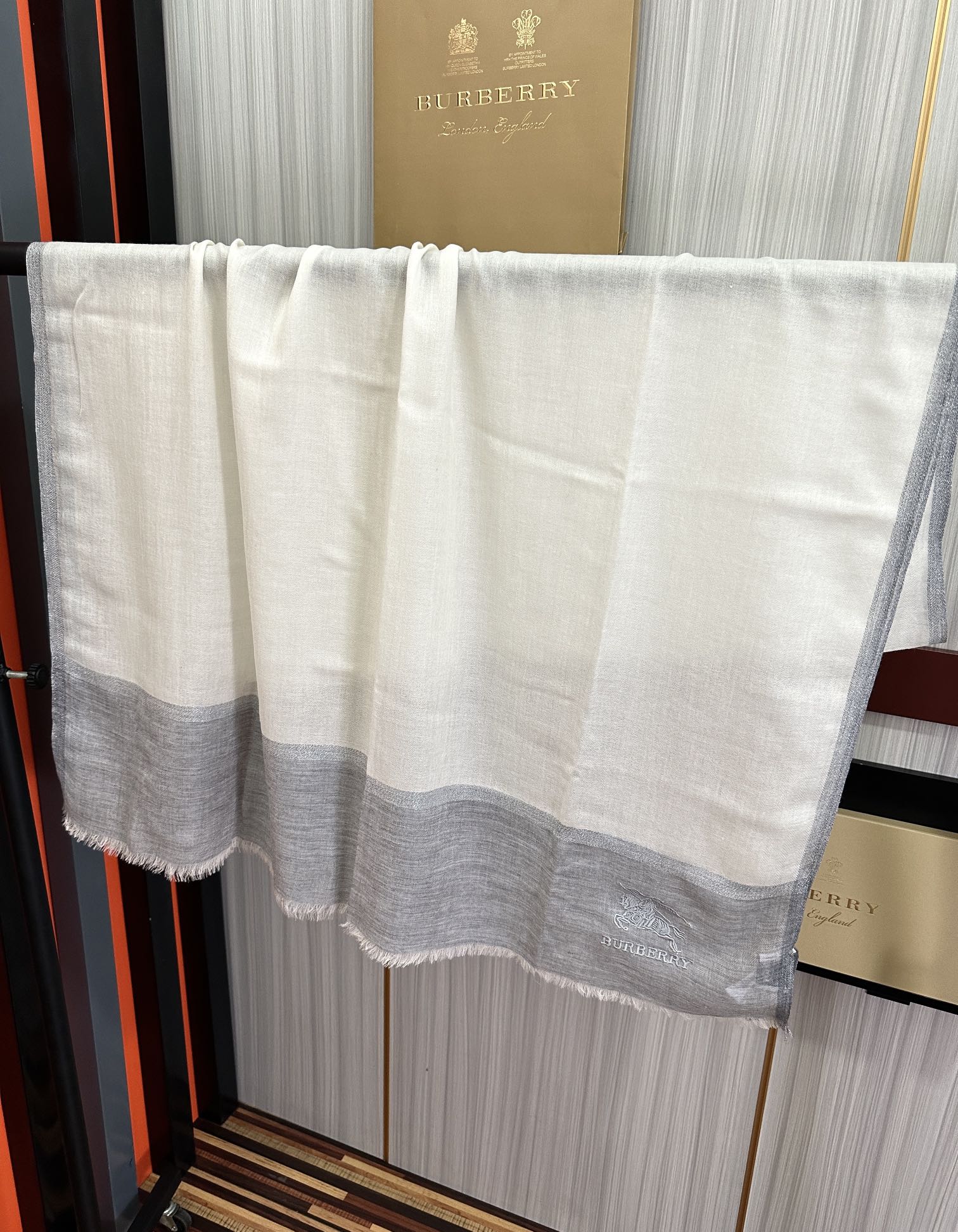 上新🔥 巴宝莉👍重磅推荐🎀太美了👓火爆N年的格子，人人都喜欢💕时潮人都有好几条巴家围巾放在衣橱，🧣换条围