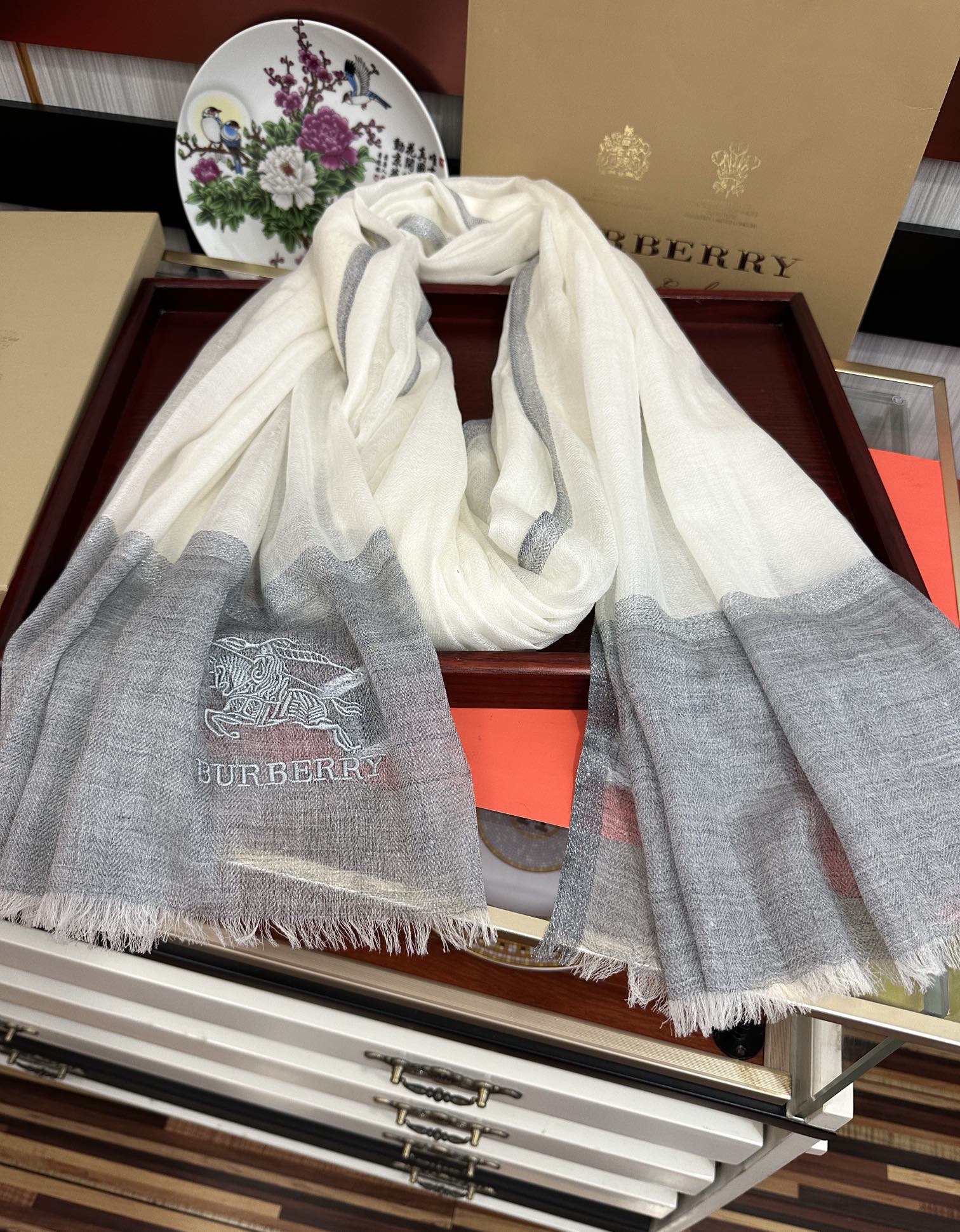 上新🔥 巴宝莉👍重磅推荐🎀太美了👓火爆N年的格子，人人都喜欢💕时潮人都有好几条巴家围巾放在衣橱，🧣换条围