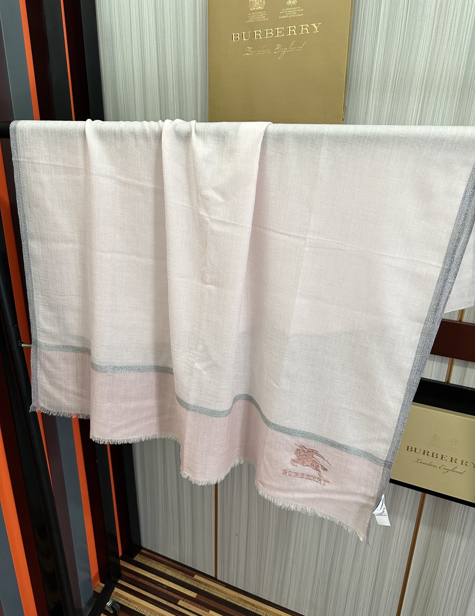 上新🔥 巴宝莉👍重磅推荐🎀太美了👓火爆N年的格子，人人都喜欢💕时潮人都有好几条巴家围巾放在衣橱，🧣换条围