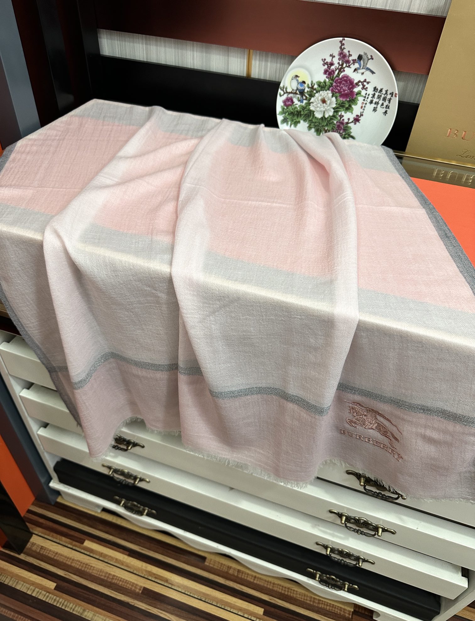 上新🔥 巴宝莉👍重磅推荐🎀太美了👓火爆N年的格子，人人都喜欢💕时潮人都有好几条巴家围巾放在衣橱，🧣换条围