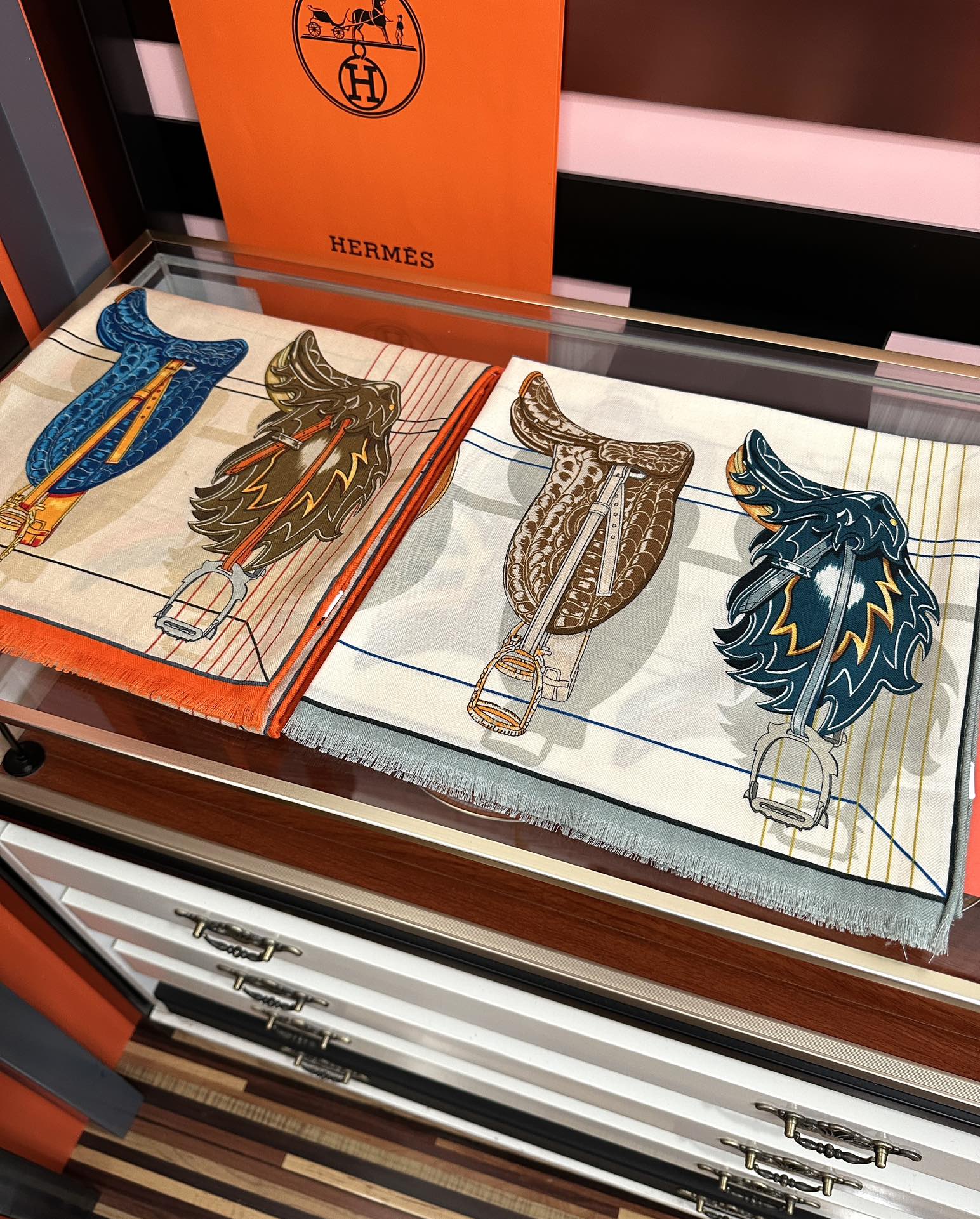 🔥新款 女士们必备款2025 新款爱马仕🔥【双面同色】太美了[吃瓜]下手一定要快[嘴唇]四季都可以用[勾