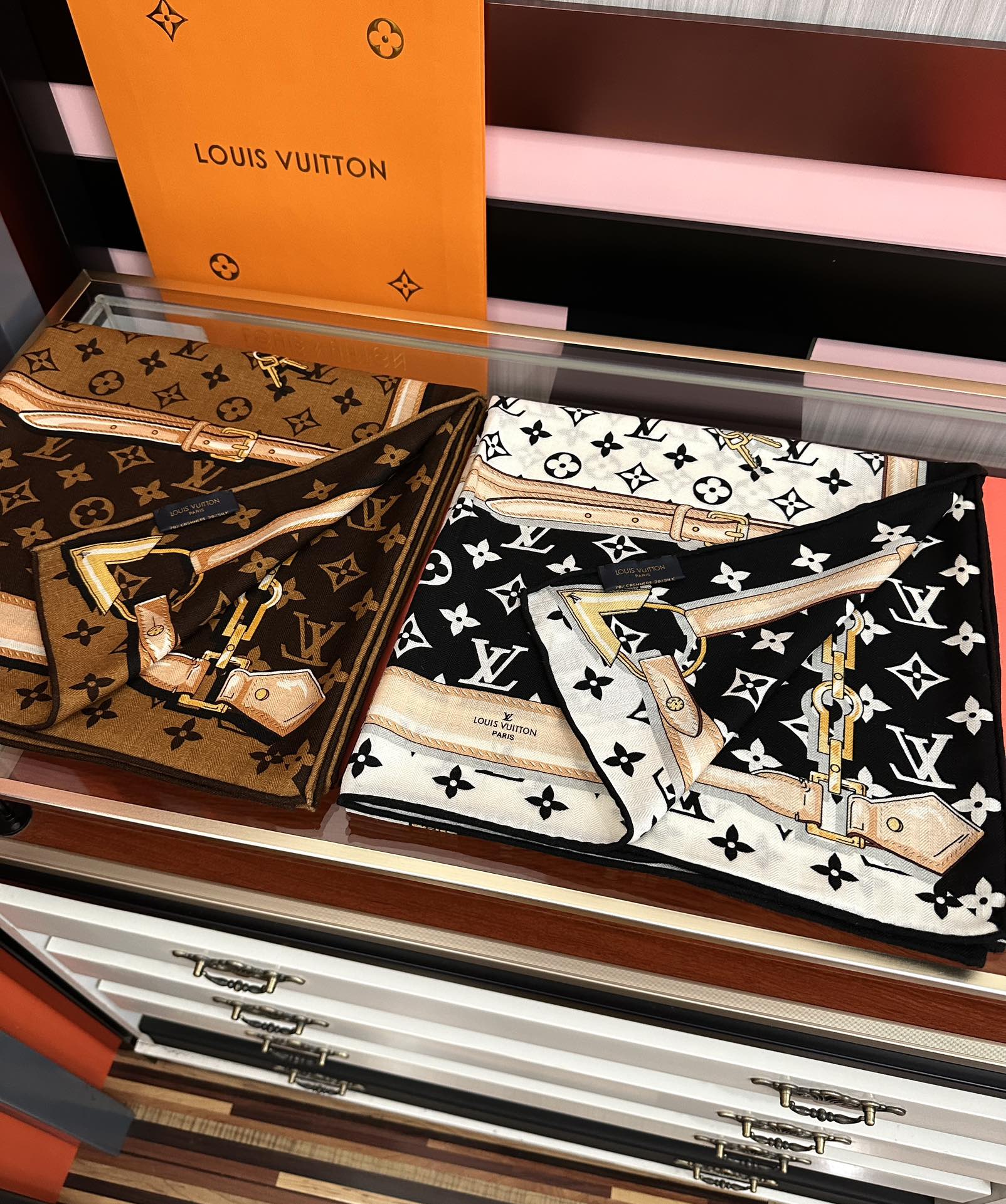 上新❤️LV 2025【双面同色热】永远都是那么经典优雅[礼物]~气质到骨子里[色]新一季的面料超高级，