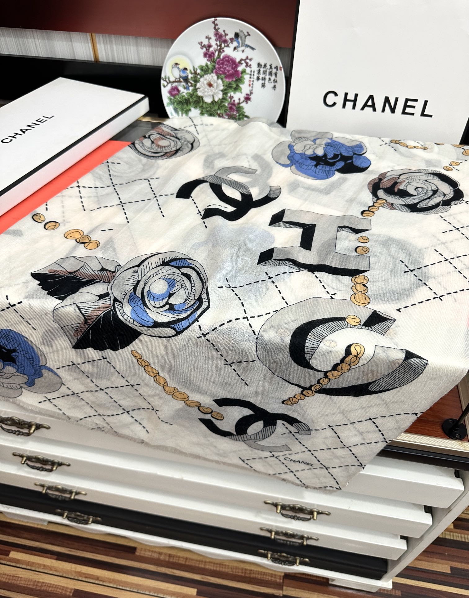 🔥上新 小香2025最新款、太美到心动😘【花朵🌼双c羊绒长巾】实物真心美 🎀披肩配以印花💓无论设计喷绘都