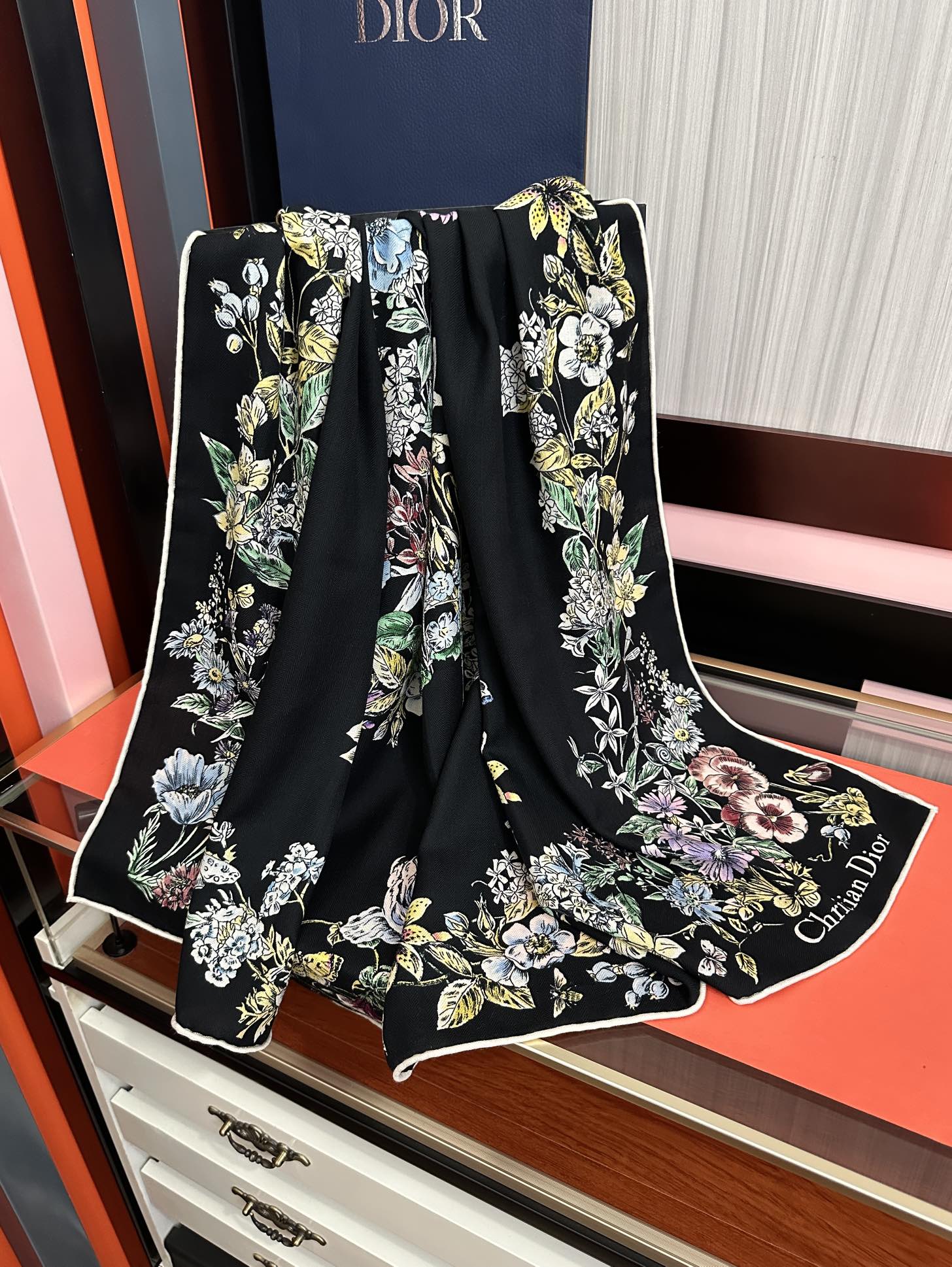 。新款Dior 双面丝毛印花方巾[礼物]这款方巾以 Star 图案呈现 D的幸运星[庆祝]通过该系列的精