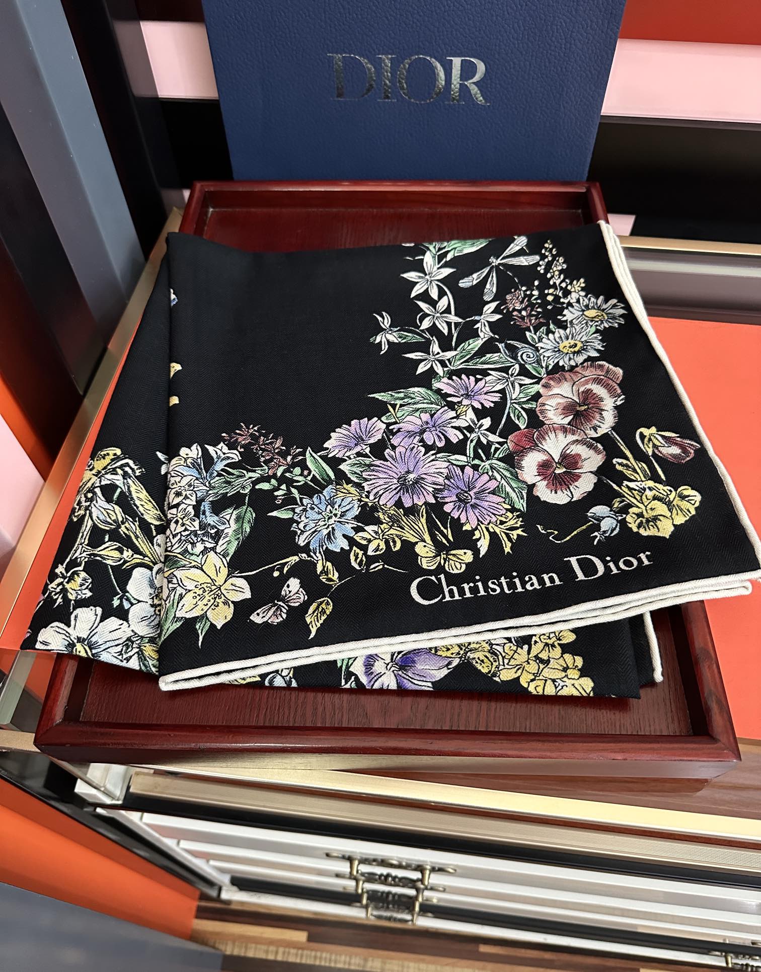 。新款Dior 双面丝毛印花方巾[礼物]这款方巾以 Star 图案呈现 D的幸运星[庆祝]通过该系列的精