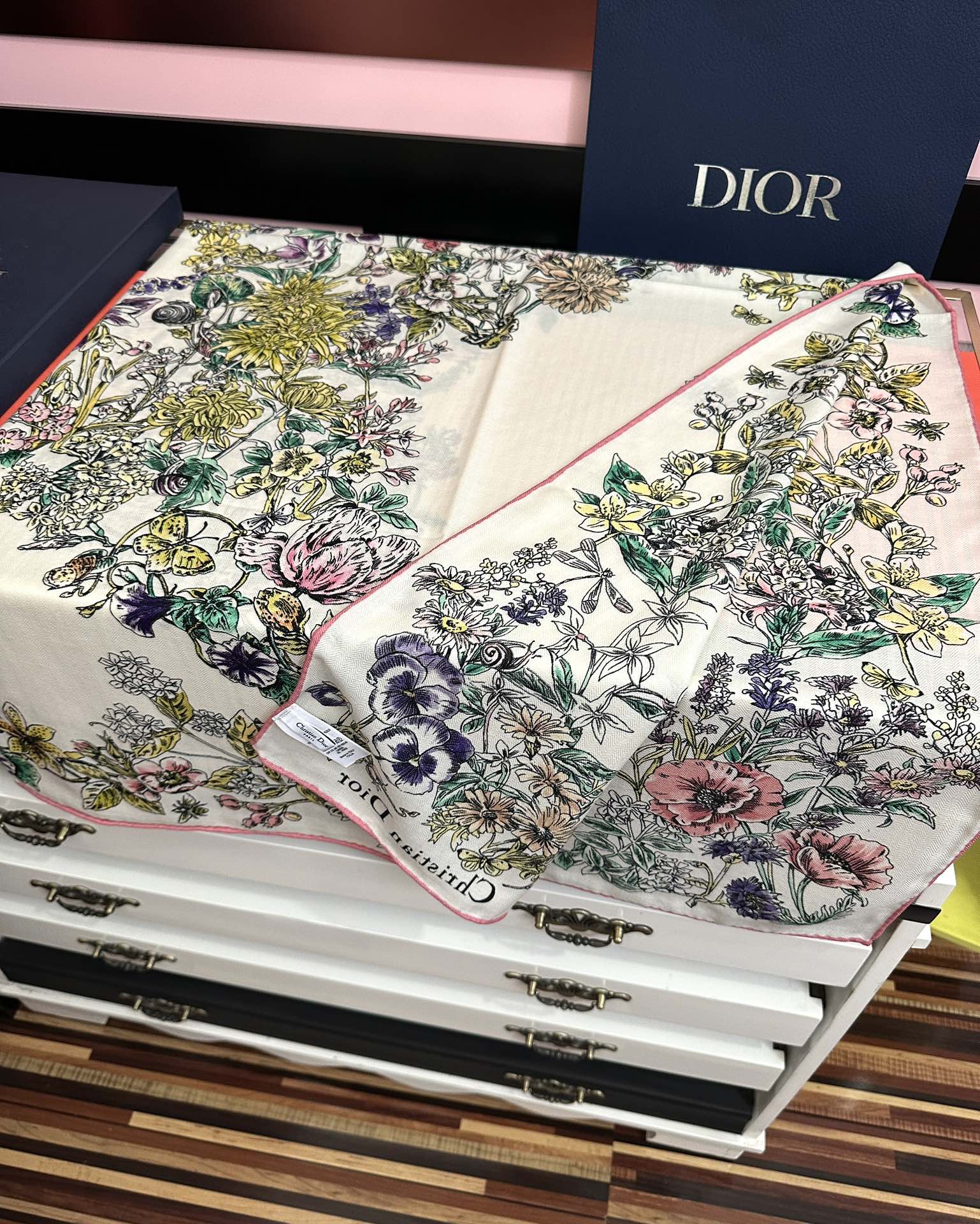 。新款Dior 双面丝毛印花方巾[礼物]这款方巾以 Star 图案呈现 D的幸运星[庆祝]通过该系列的精