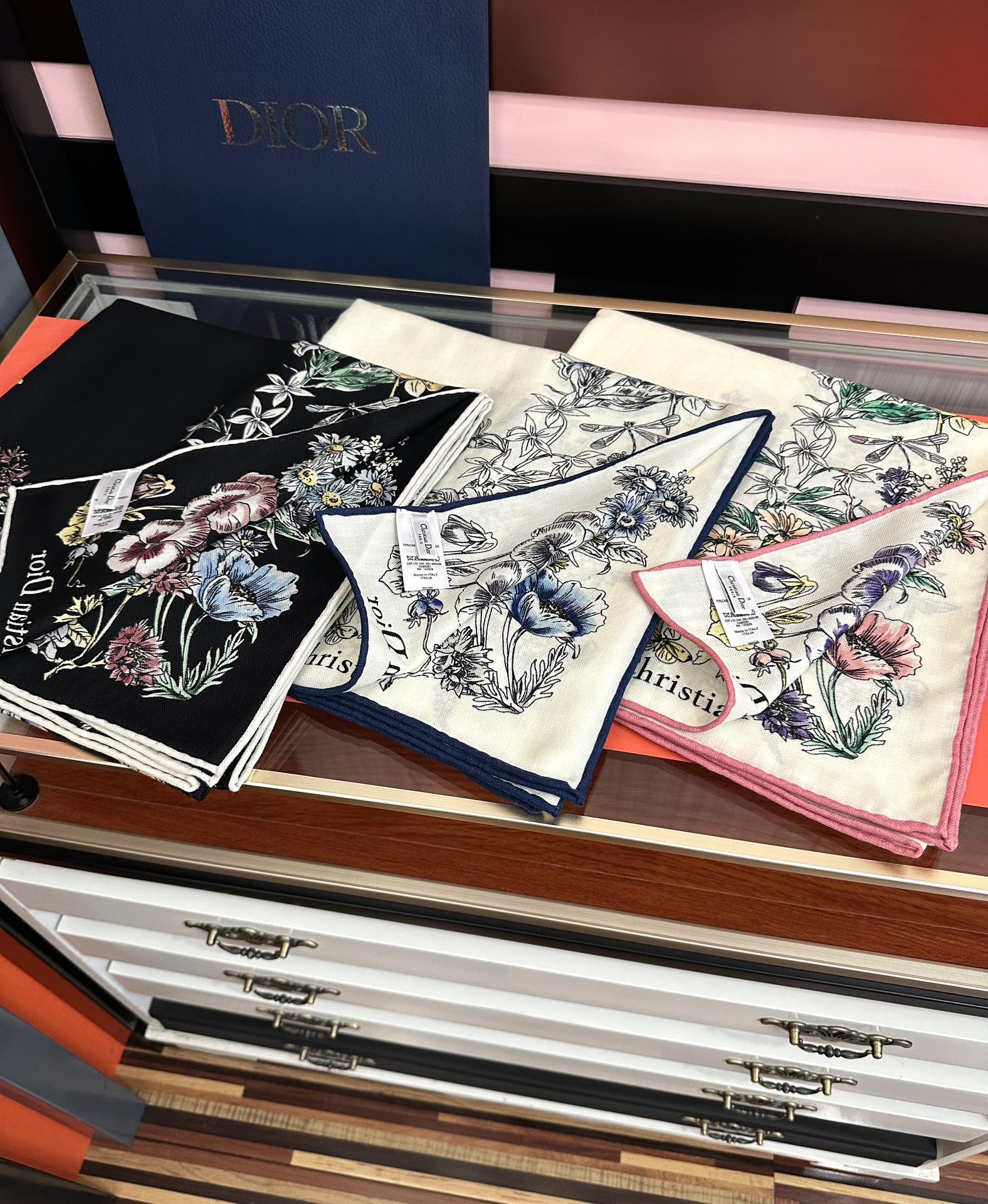 。新款Dior 双面丝毛印花方巾[礼物]这款方巾以 Star 图案呈现 D的幸运星[庆祝]通过该系列的精