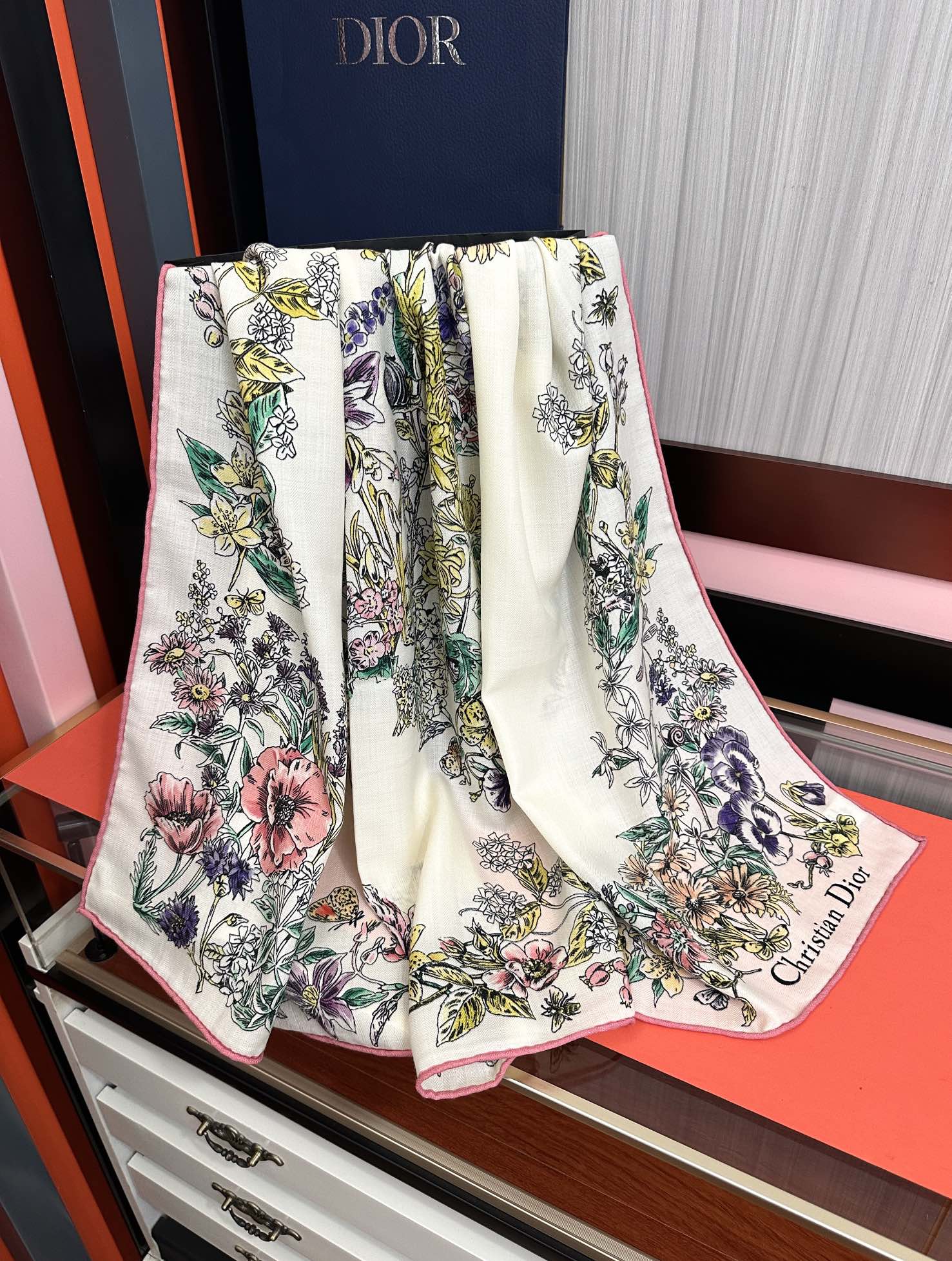 。新款Dior 双面丝毛印花方巾[礼物]这款方巾以 Star 图案呈现 D的幸运星[庆祝]通过该系列的精