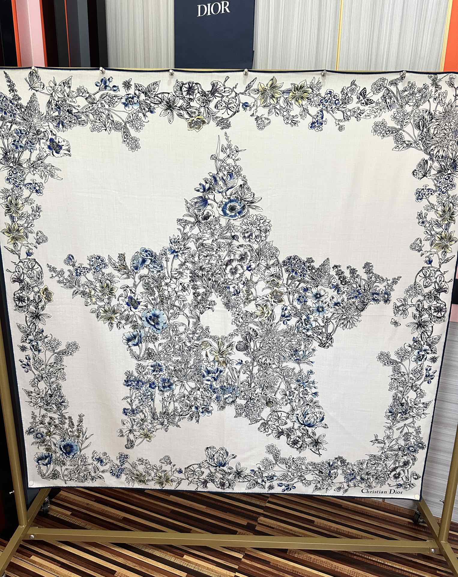 。新款Dior 双面丝毛印花方巾[礼物]这款方巾以 Star 图案呈现 D的幸运星[庆祝]通过该系列的精