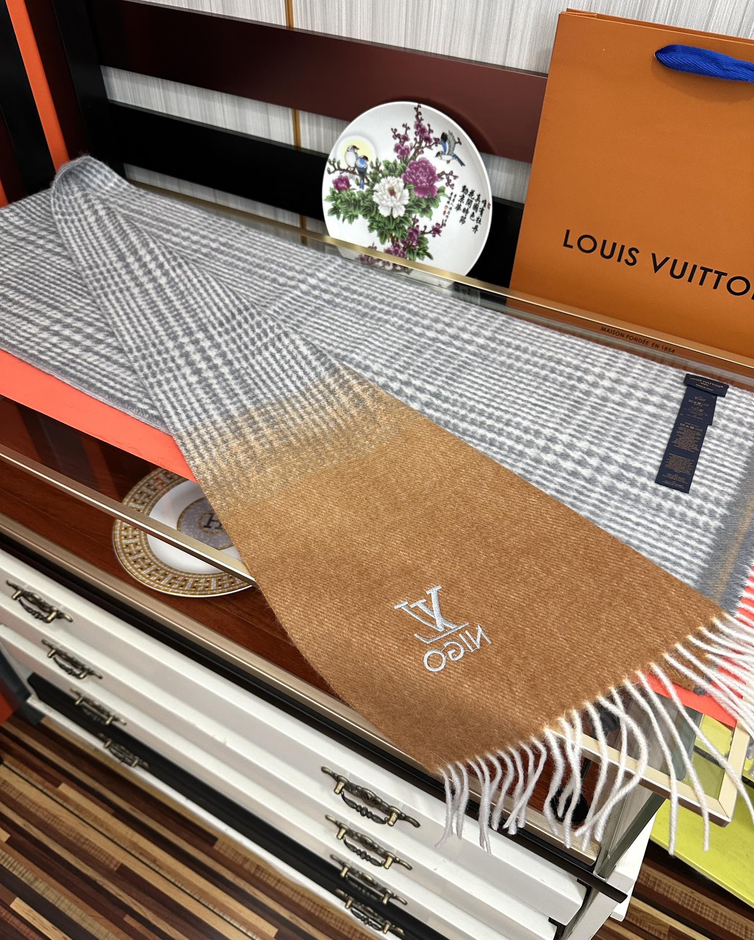 上新🔥 太美了2025 Lv采用内蒙古山羊绒，最新款男女通用情侣款👫重磅推荐💥 经典的格子，永不过时🔥非