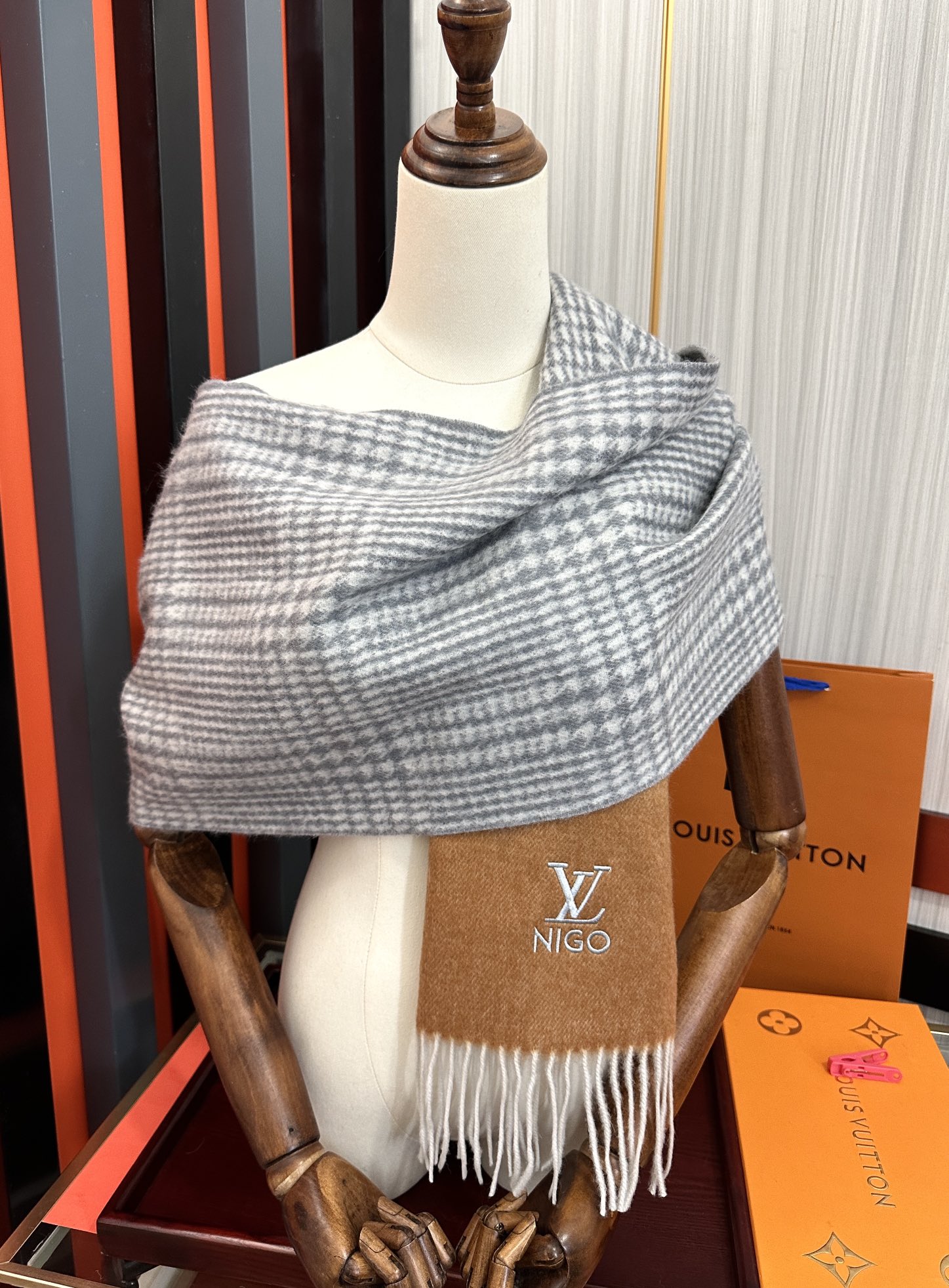 上新🔥 太美了2025 Lv采用内蒙古山羊绒，最新款男女通用情侣款👫重磅推荐💥 经典的格子，永不过时🔥非