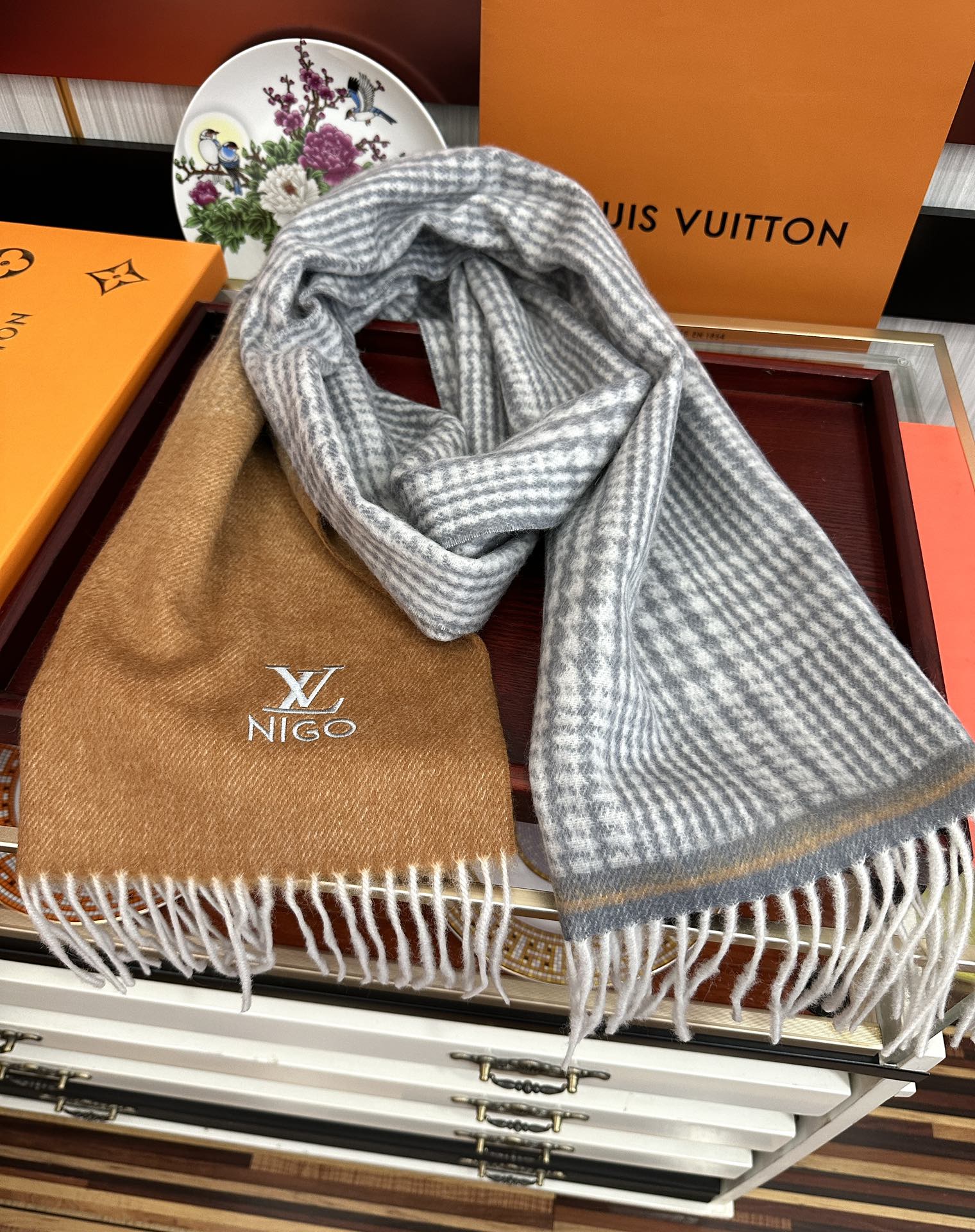 上新🔥 太美了2025 Lv采用内蒙古山羊绒，最新款男女通用情侣款👫重磅推荐💥 经典的格子，永不过时🔥非