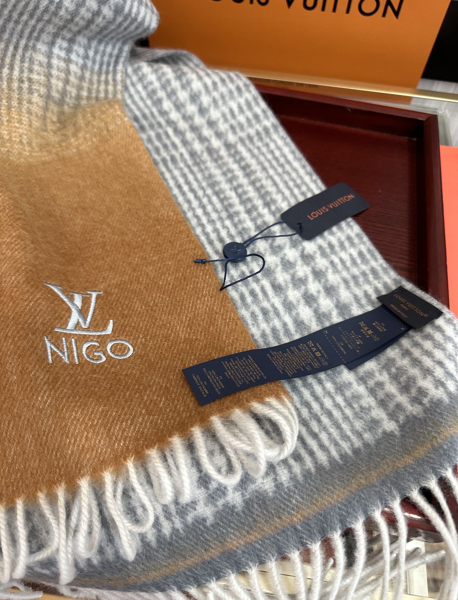 上新🔥 太美了2025 Lv采用内蒙古山羊绒，最新款男女通用情侣款👫重磅推荐💥 经典的格子，永不过时🔥非