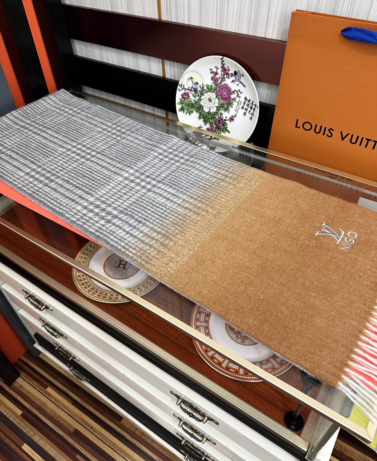 上新🔥 太美了2025 Lv采用内蒙古山羊绒，最新款男女通用情侣款👫重磅推荐💥 经典的格子，永不过时🔥非