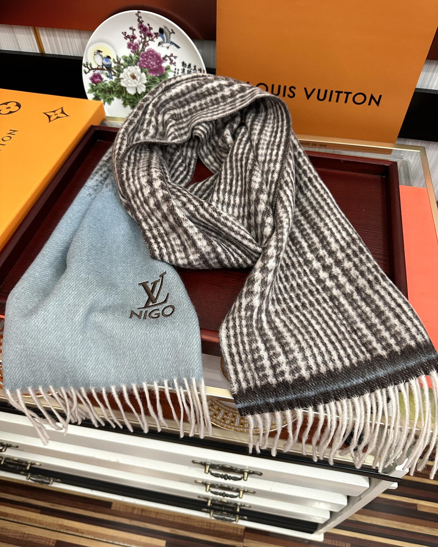 上新🔥 太美了2025 Lv采用内蒙古山羊绒，最新款男女通用情侣款👫重磅推荐💥 经典的格子，永不过时🔥非