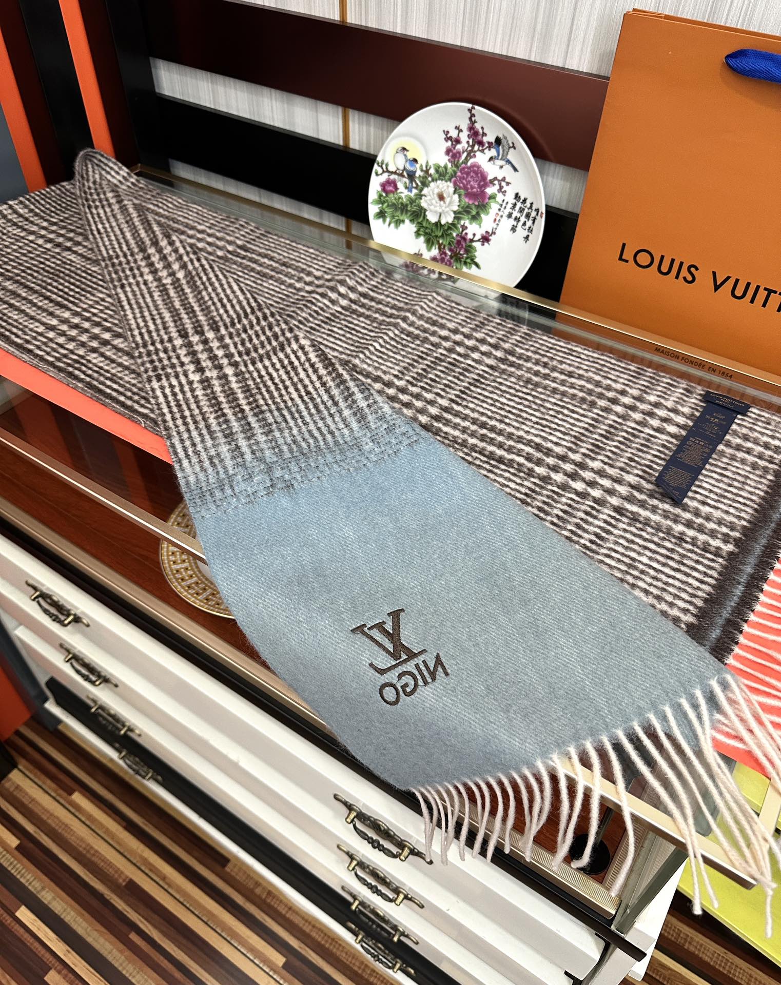 上新🔥 太美了2025 Lv采用内蒙古山羊绒，最新款男女通用情侣款👫重磅推荐💥 经典的格子，永不过时🔥非