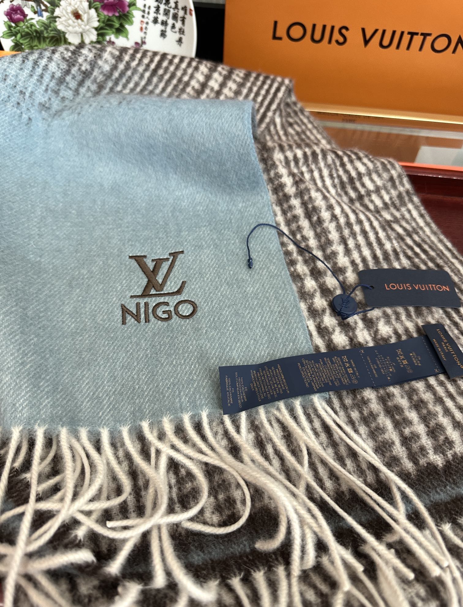 上新🔥 太美了2025 Lv采用内蒙古山羊绒，最新款男女通用情侣款👫重磅推荐💥 经典的格子，永不过时🔥非