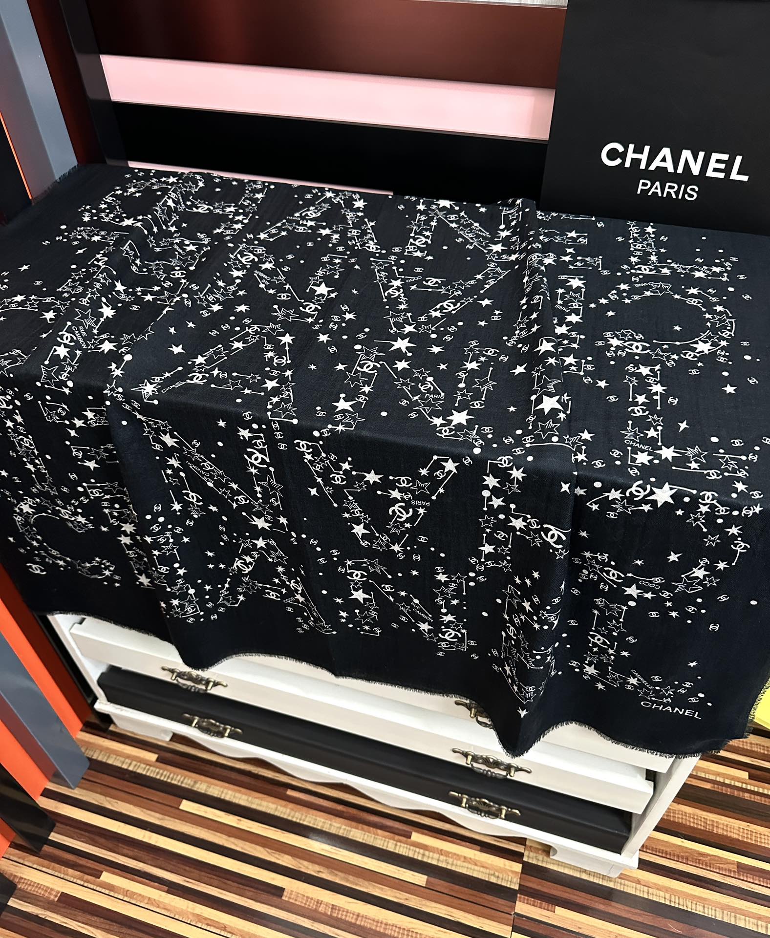 🔥香奈儿太美了[嘴唇]GW同步 最新款必备款 顶级设计太美了，真心赞👍😘💍实物真心美 🎀披肩配以印花💓💃