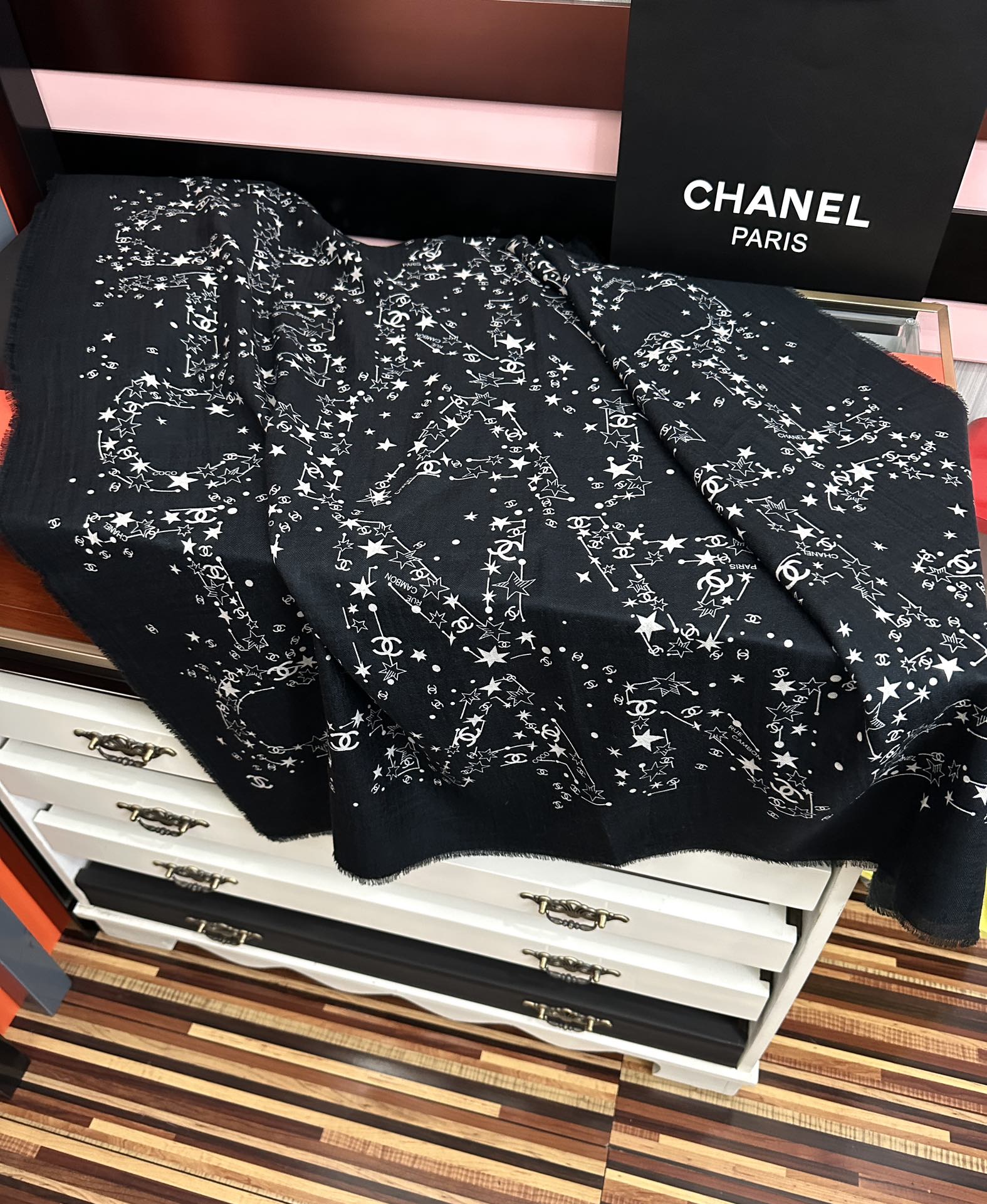 🔥香奈儿太美了[嘴唇]GW同步 最新款必备款 顶级设计太美了，真心赞👍😘💍实物真心美 🎀披肩配以印花💓💃