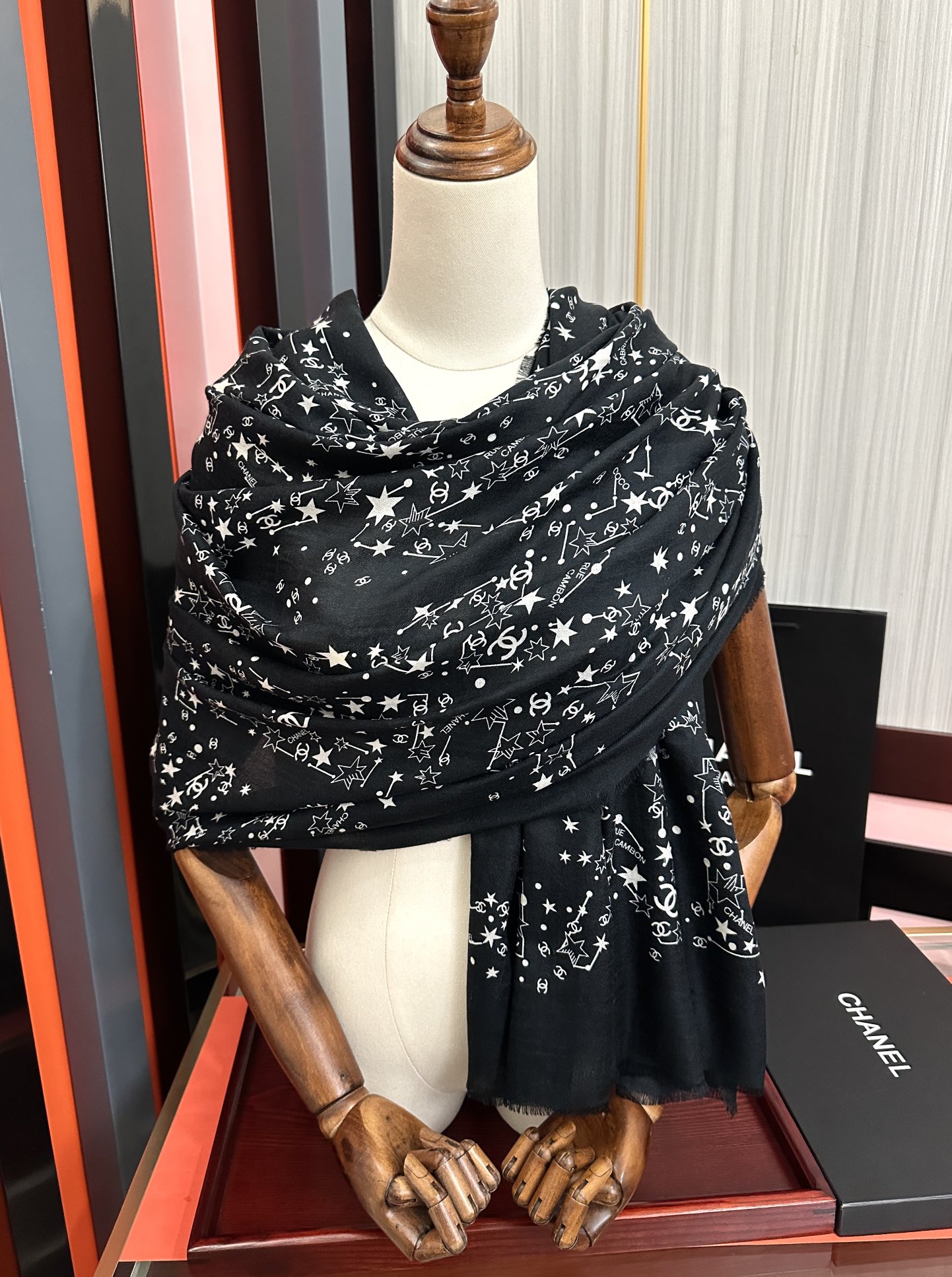 🔥香奈儿太美了[嘴唇]GW同步 最新款必备款 顶级设计太美了，真心赞👍😘💍实物真心美 🎀披肩配以印花💓💃