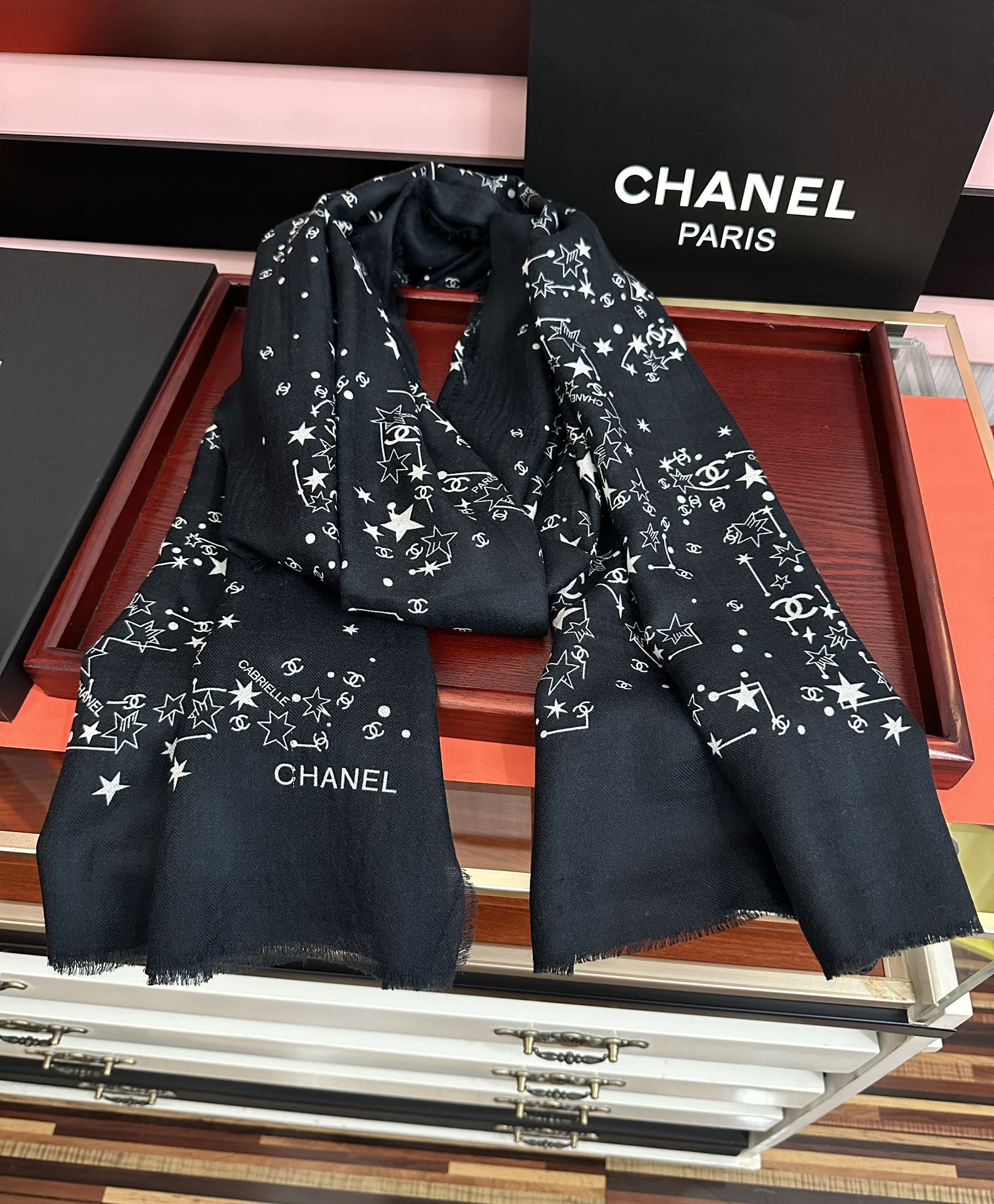 🔥香奈儿太美了[嘴唇]GW同步 最新款必备款 顶级设计太美了，真心赞👍😘💍实物真心美 🎀披肩配以印花💓💃