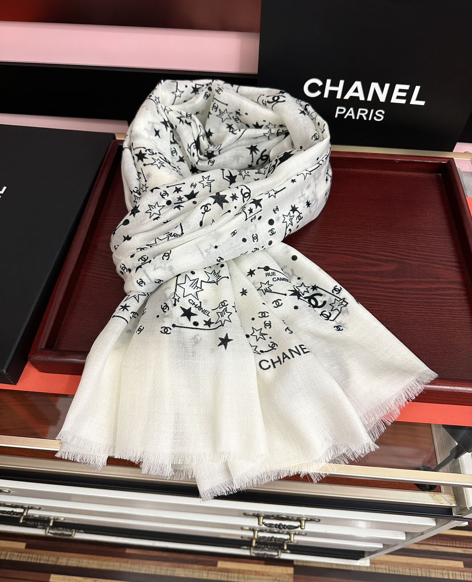 🔥香奈儿太美了[嘴唇]GW同步 最新款必备款 顶级设计太美了，真心赞👍😘💍实物真心美 🎀披肩配以印花💓💃