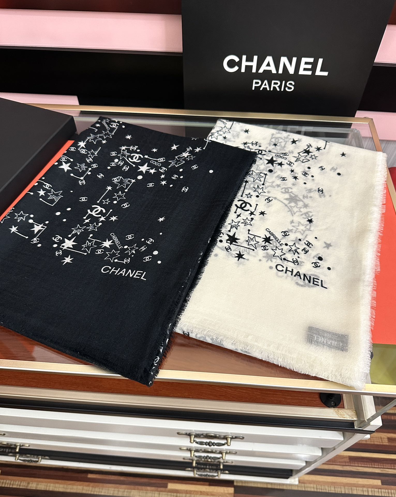 🔥香奈儿太美了[嘴唇]GW同步 最新款必备款 顶级设计太美了，真心赞👍😘💍实物真心美 🎀披肩配以印花💓💃