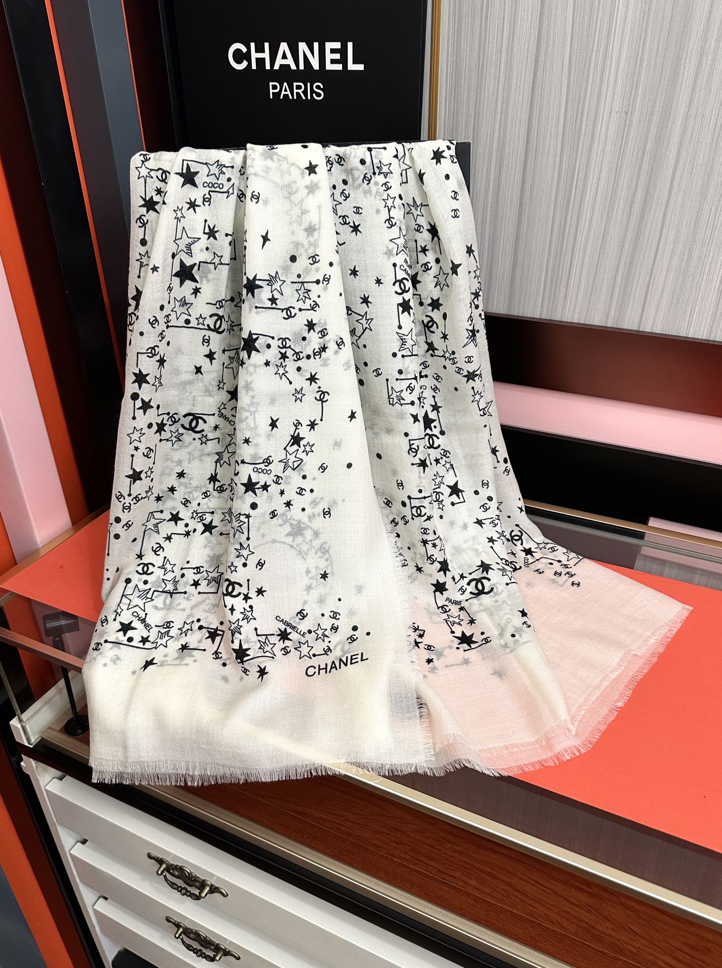 🔥香奈儿太美了[嘴唇]GW同步 最新款必备款 顶级设计太美了，真心赞👍😘💍实物真心美 🎀披肩配以印花💓💃