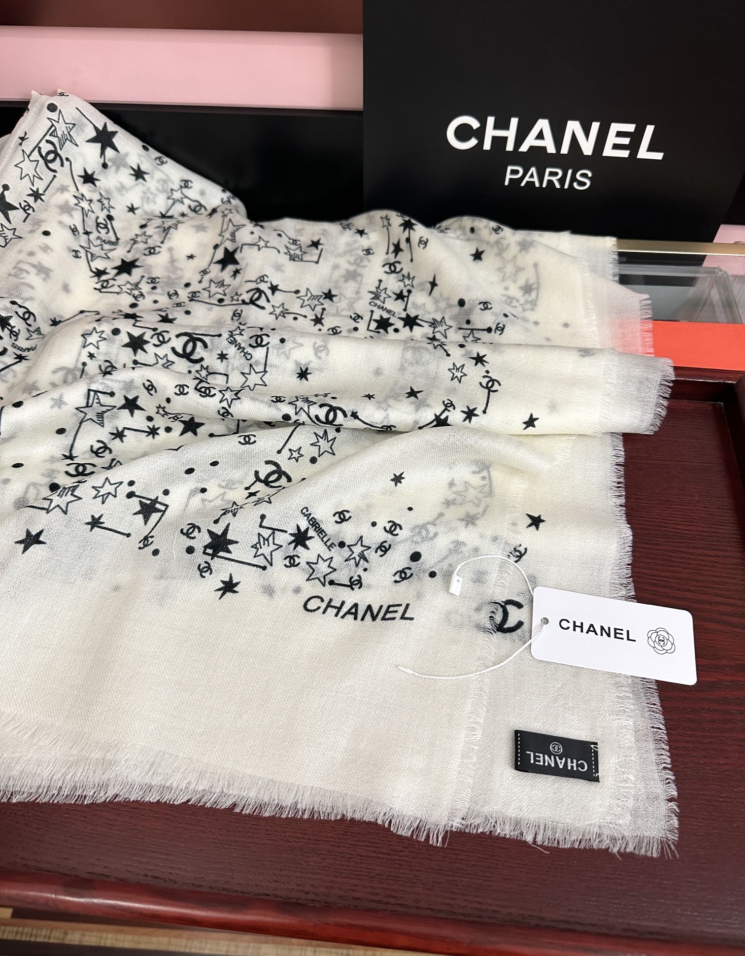 🔥香奈儿太美了[嘴唇]GW同步 最新款必备款 顶级设计太美了，真心赞👍😘💍实物真心美 🎀披肩配以印花💓💃