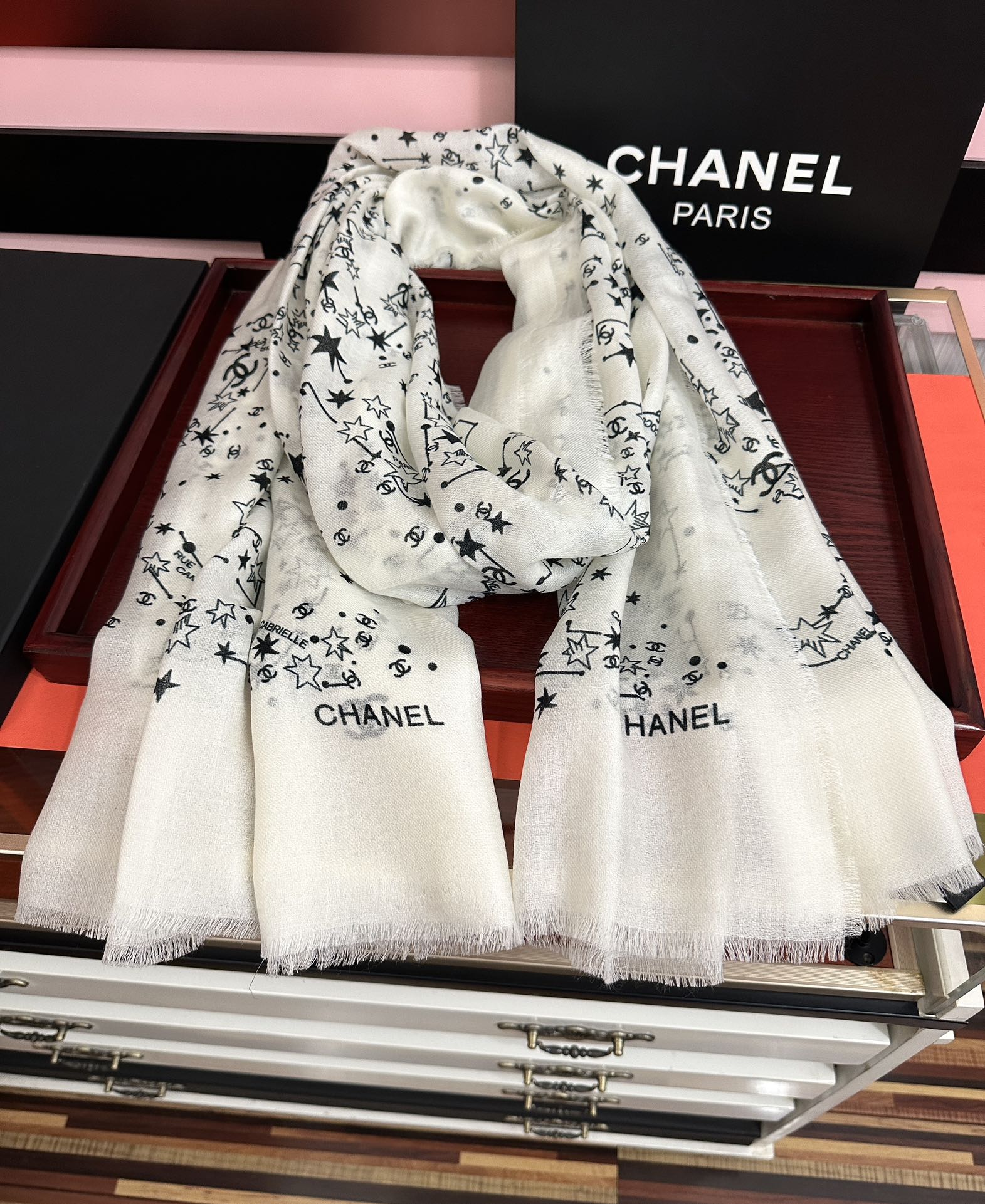 🔥香奈儿太美了[嘴唇]GW同步 最新款必备款 顶级设计太美了，真心赞👍😘💍实物真心美 🎀披肩配以印花💓💃