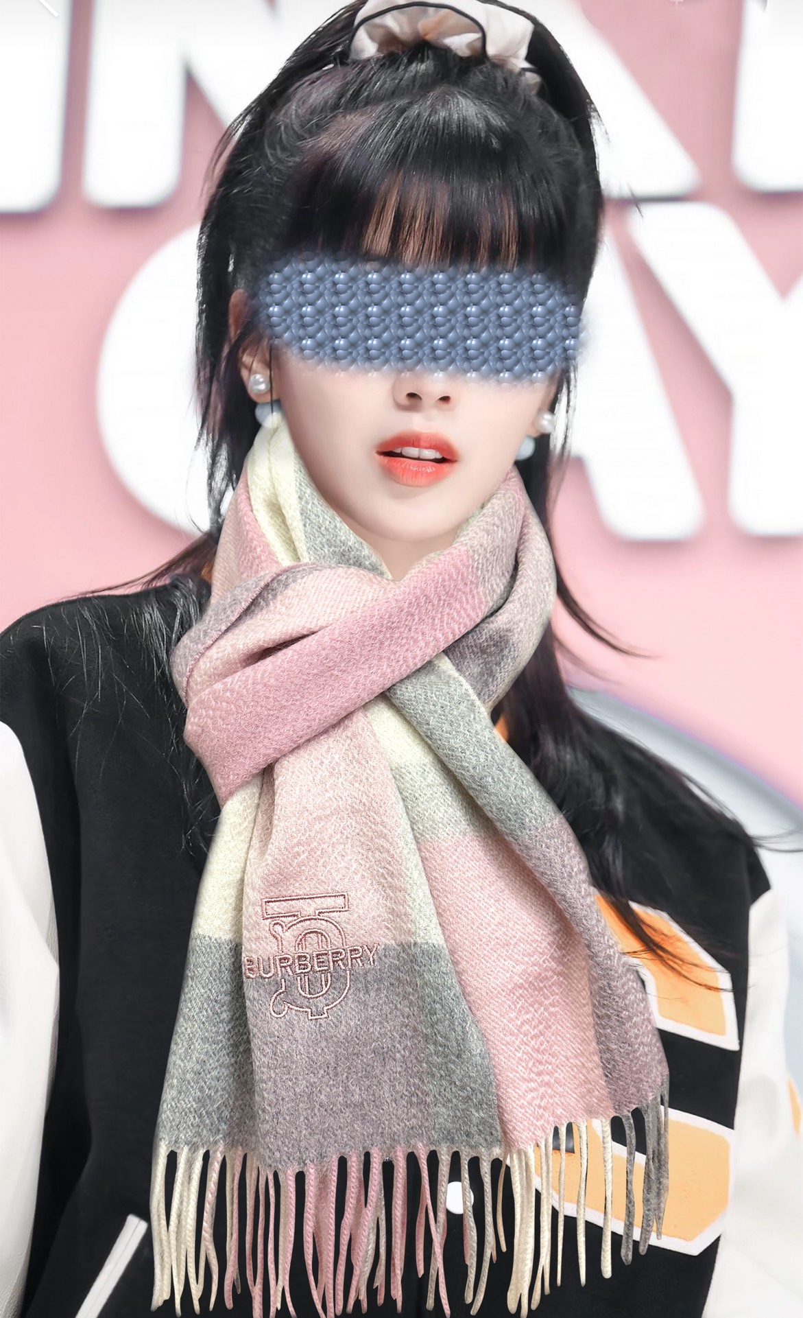 NO:581321,The new 90 cashmere. Burberry uses Inner Mongolia's top cashmere. The latest unisex couple model is highly recommended. The classic plaid is timeless, very warm, soft and skin-friendly, and does not tie the neck. The classic Burberry plaid design is so beautiful. Hurry up and get it. The unisex model. Men and women can each choose their favorite color. The material is cashmere. Size 32x high version scarf, high version scarf, burberry19860909新款90山羊绒  巴宝莉采用内蒙古顶级山羊绒,最新款男女通用情侣款重磅推荐 经典的格子,永不过时非常保暖柔软亲肤,不扎脖经典巴宝莉格纹设计太美了赶紧下手吧中性款男女各自选择自己中意的颜色,材质山羊绒,尺寸32x高版本围巾,高版本围巾,burberry,scarf