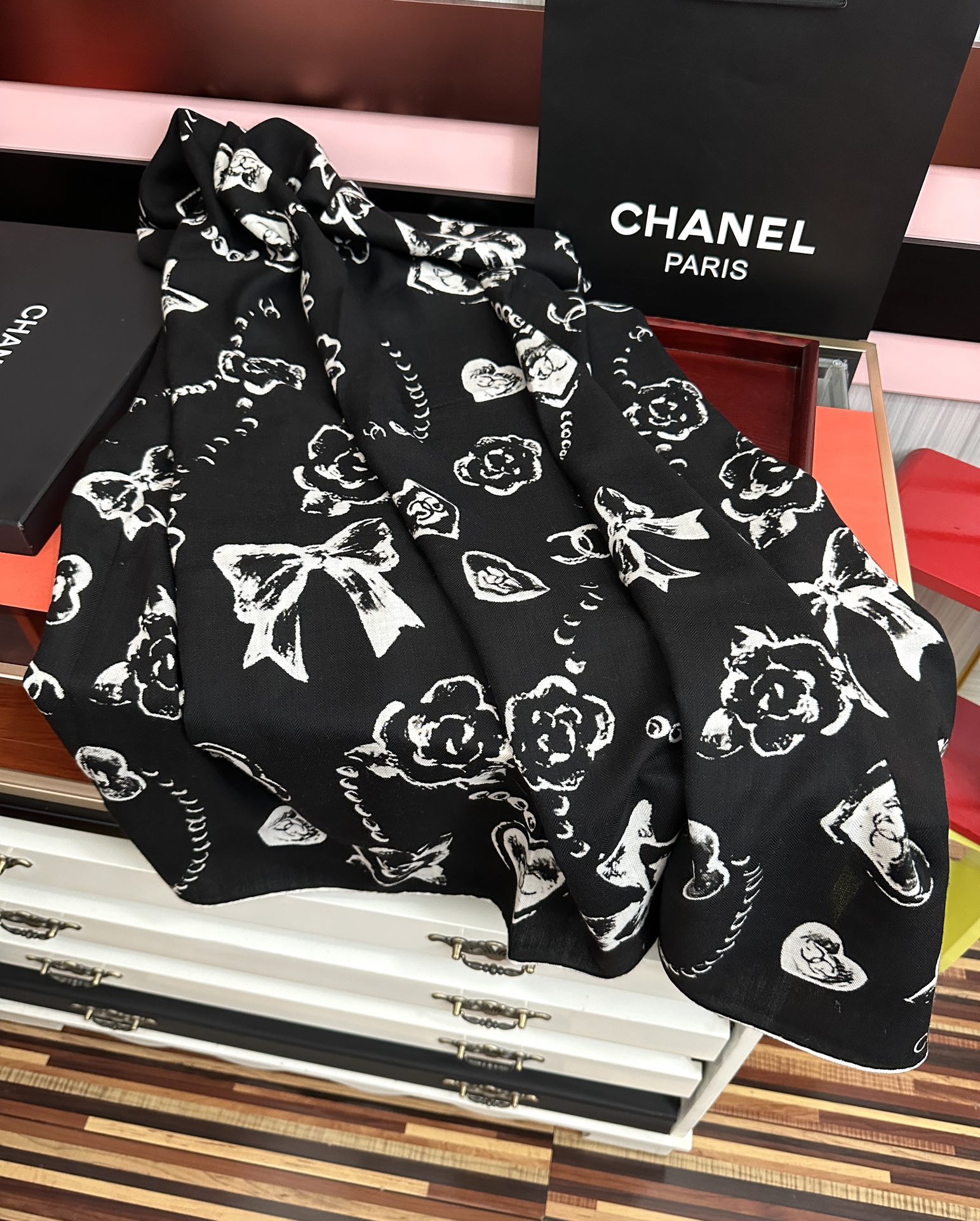 新款❤️2025 香奈儿 太美了 【双面同色】[發]经典茶花帽子🎩设计优雅风[礼物]~气质到骨子里[色]