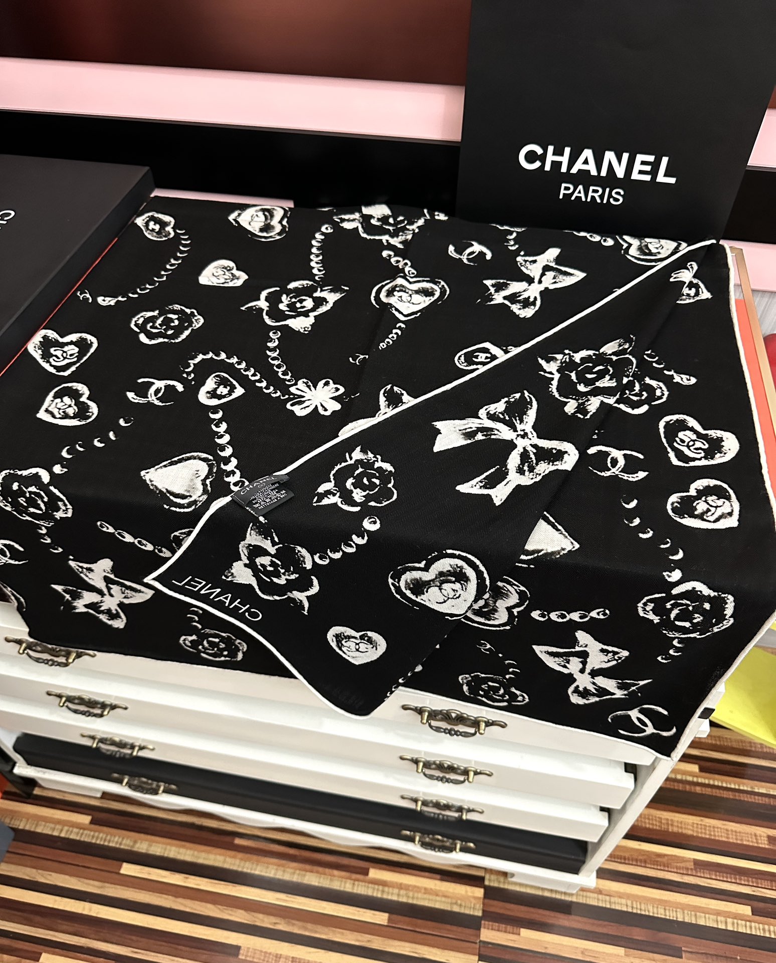 新款❤️2025 香奈儿 太美了 【双面同色】[發]经典茶花帽子🎩设计优雅风[礼物]~气质到骨子里[色]