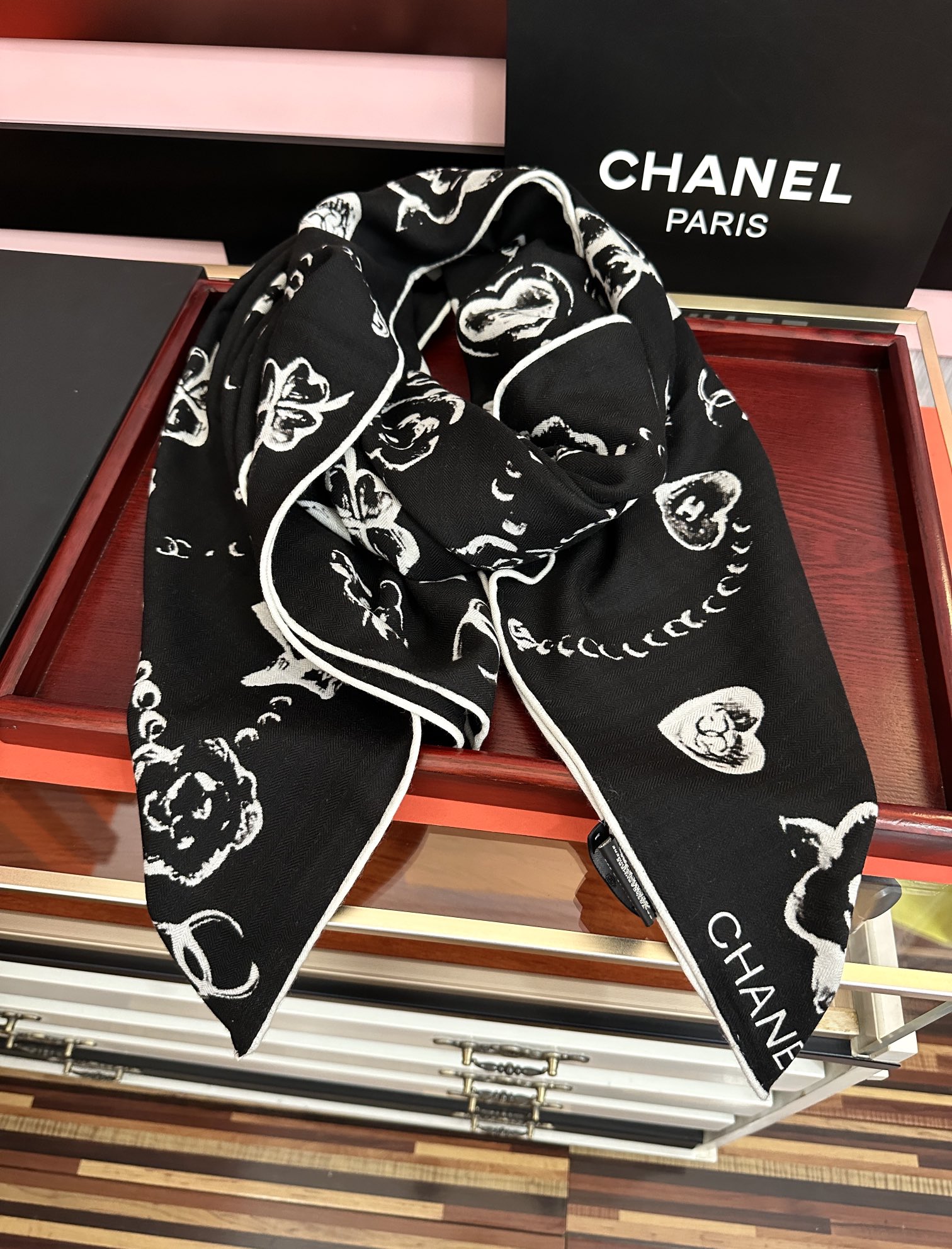 新款❤️2025 香奈儿 太美了 【双面同色】[發]经典茶花帽子🎩设计优雅风[礼物]~气质到骨子里[色]