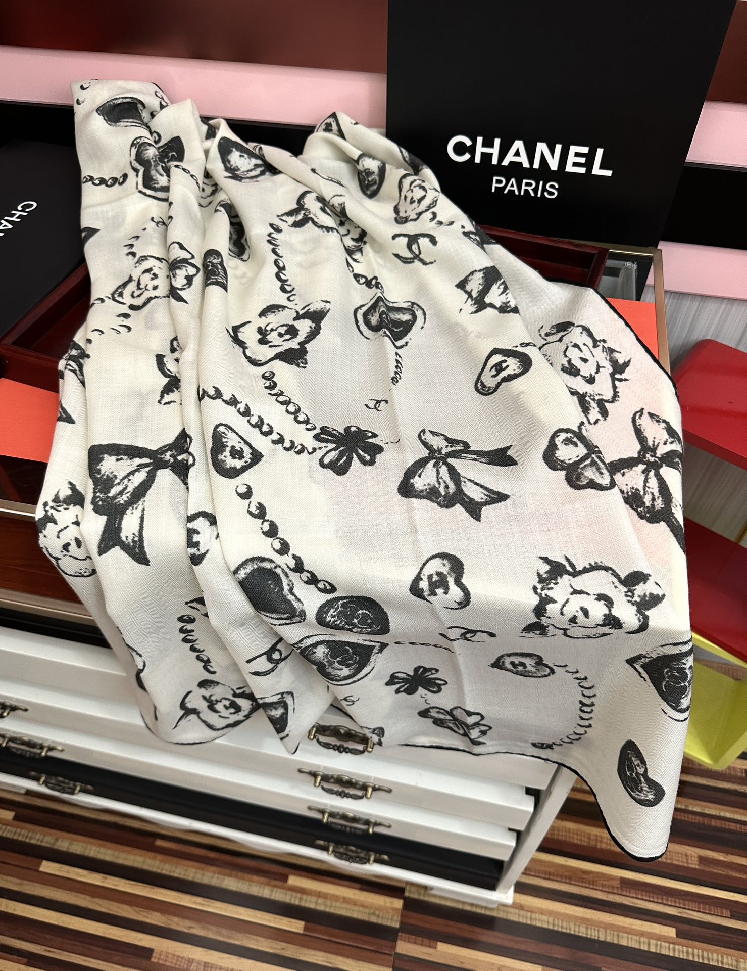 新款❤️2025 香奈儿 太美了 【双面同色】[發]经典茶花帽子🎩设计优雅风[礼物]~气质到骨子里[色]