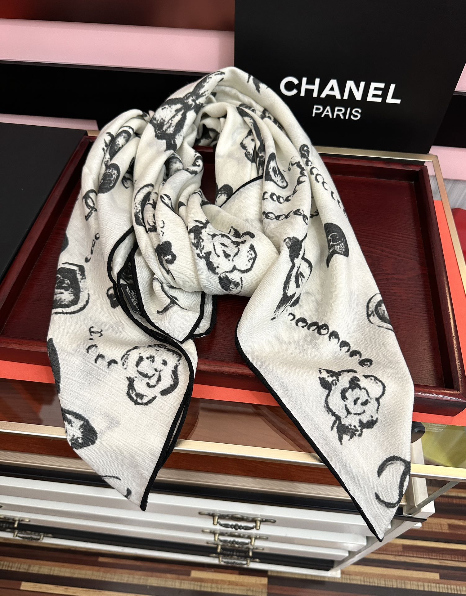 新款❤️2025 香奈儿 太美了 【双面同色】[發]经典茶花帽子🎩设计优雅风[礼物]~气质到骨子里[色]