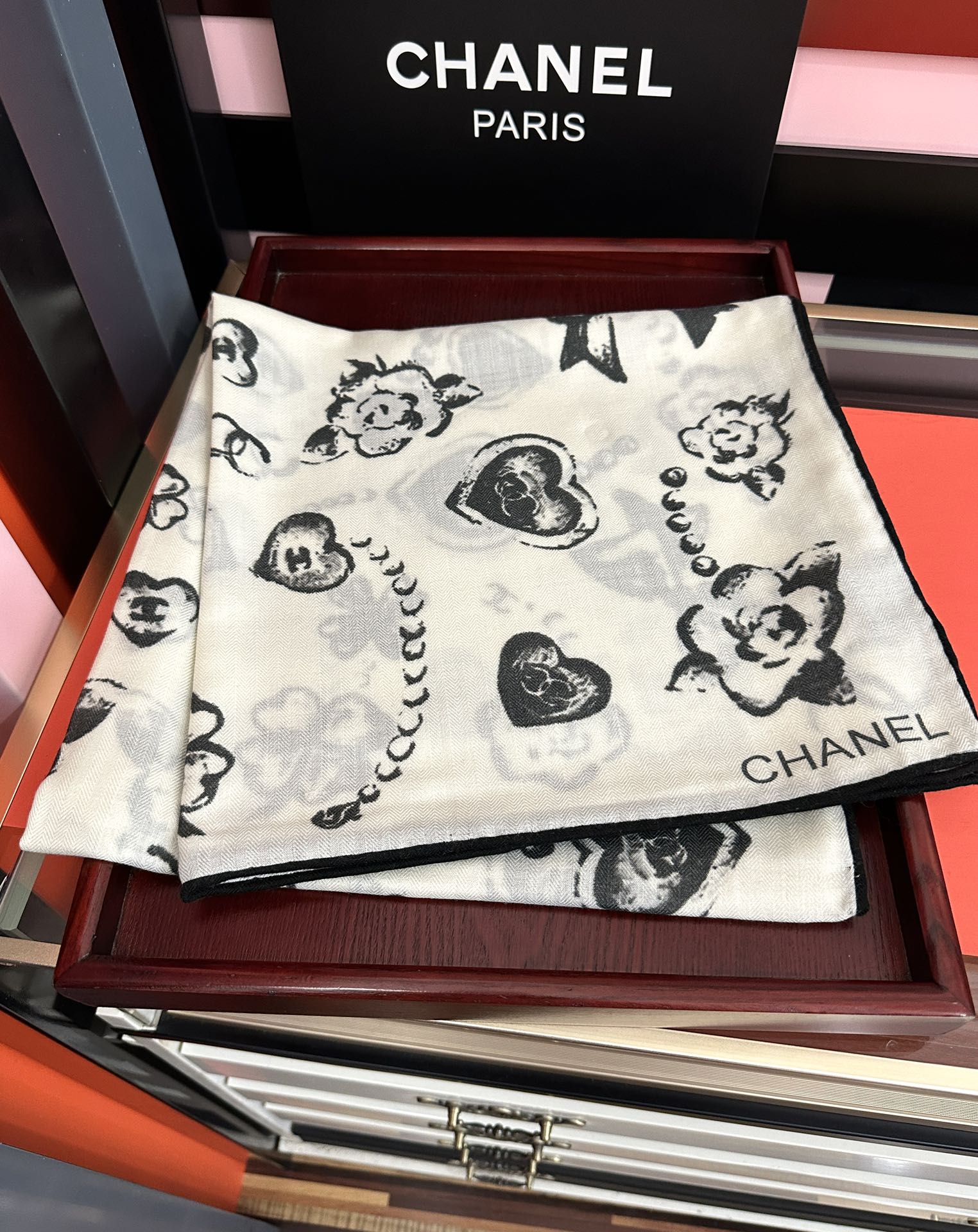 新款❤️2025 香奈儿 太美了 【双面同色】[發]经典茶花帽子🎩设计优雅风[礼物]~气质到骨子里[色]