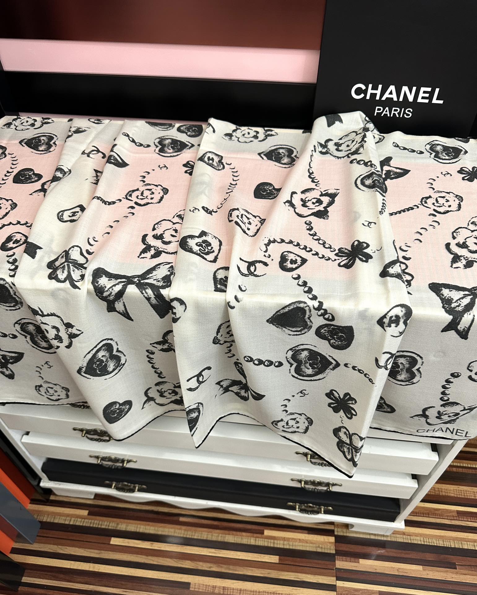 新款❤️2025 香奈儿 太美了 【双面同色】[發]经典茶花帽子🎩设计优雅风[礼物]~气质到骨子里[色]