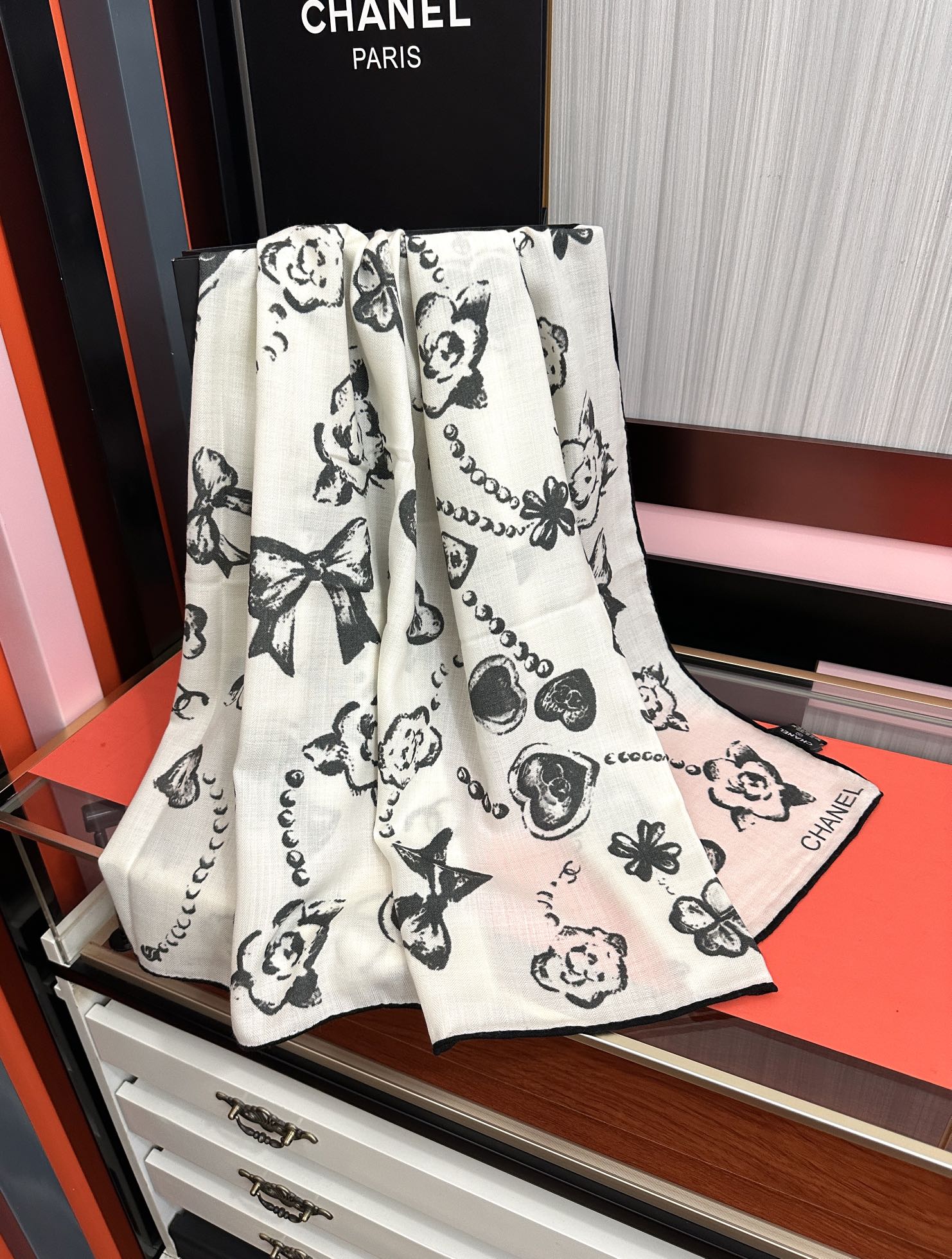 新款❤️2025 香奈儿 太美了 【双面同色】[發]经典茶花帽子🎩设计优雅风[礼物]~气质到骨子里[色]