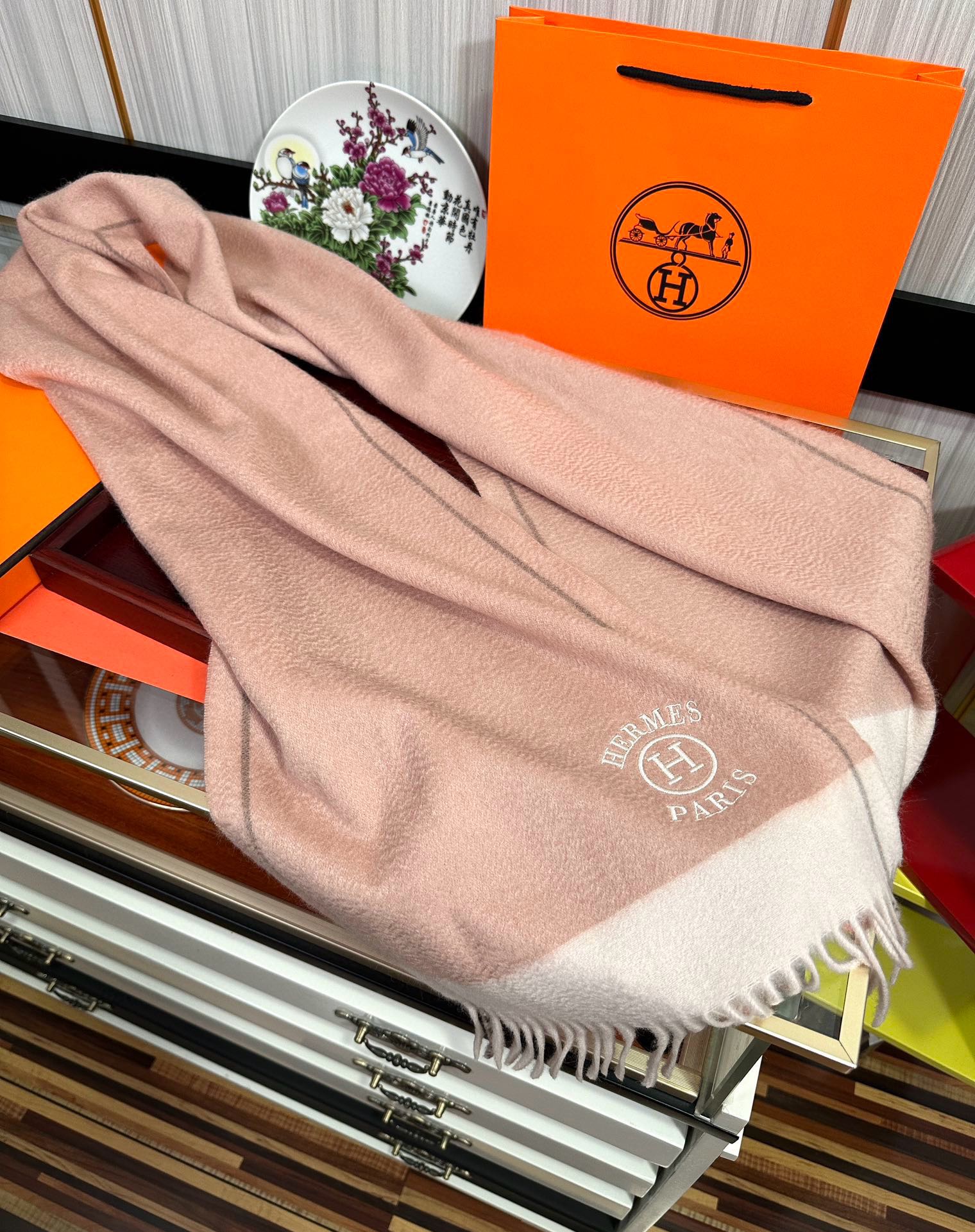 上新。 85%山羊绒 爱马仕[爱心]采用内蒙古山羊绒，2025最新款男女通用情侣款👫重磅推荐💥 经典的格