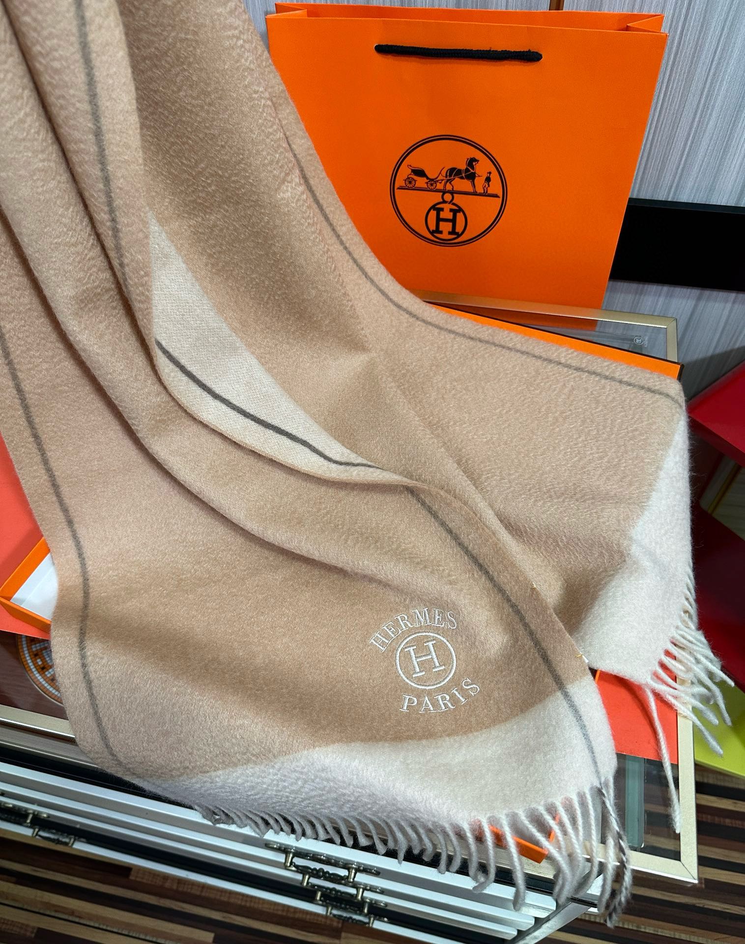 上新。 85%山羊绒 爱马仕[爱心]采用内蒙古山羊绒，2025最新款男女通用情侣款👫重磅推荐💥 经典的格