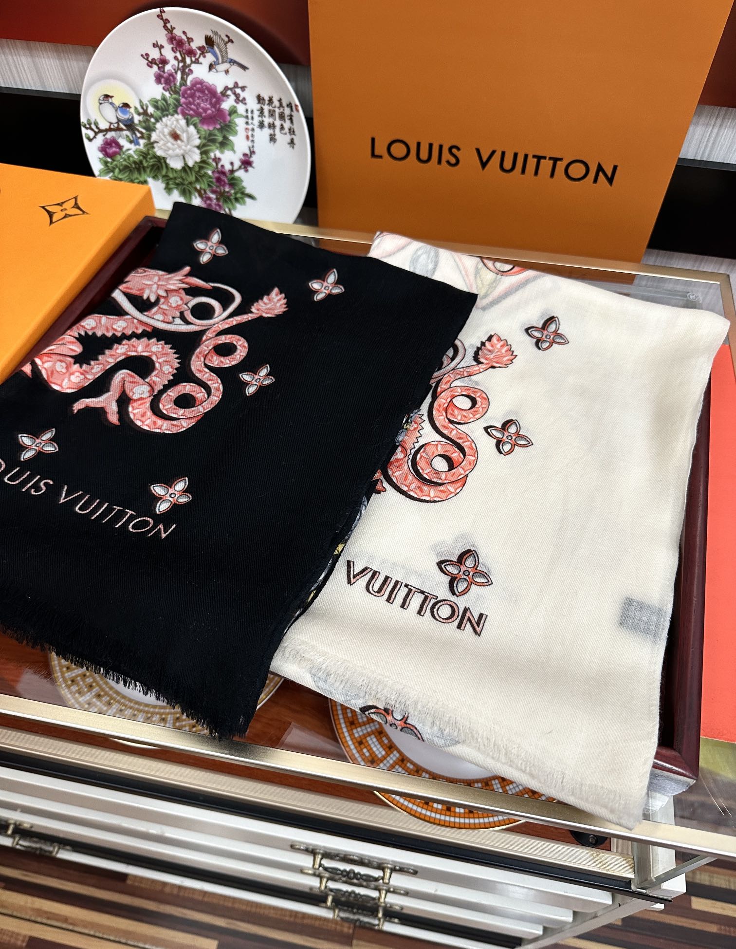 🔥太美了[爱心] L家 2025最新款‼️真心赞👍【羊绒长巾】😘💍实物真心美 🎀披肩配以印花💓💃🏻无论设