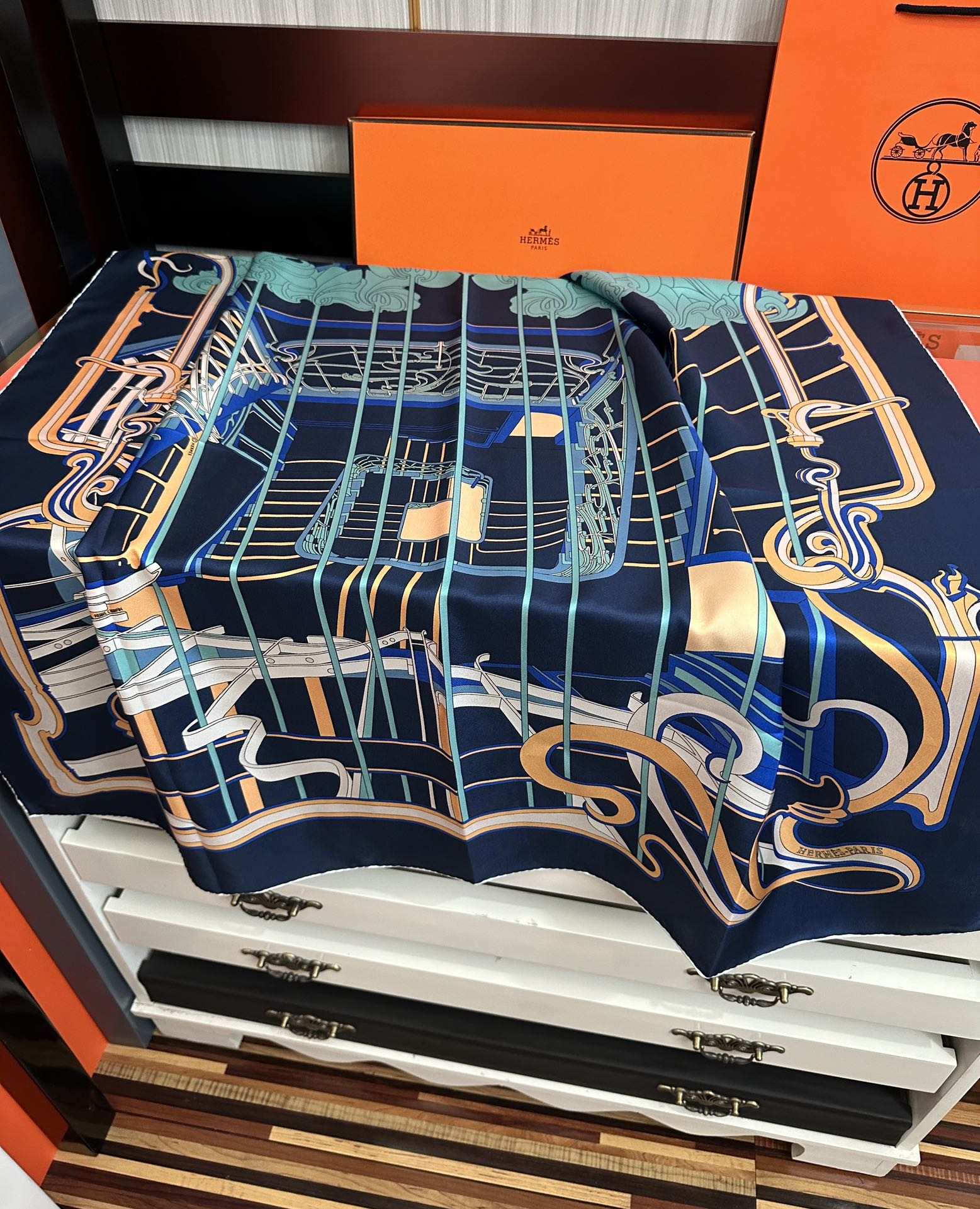 🔥新款爱马仕 【马鞭起舞线条版】90方巾 创作渊源在比利时的圣吉尔区[嘴唇]建筑师维克多•霍塔 Hort