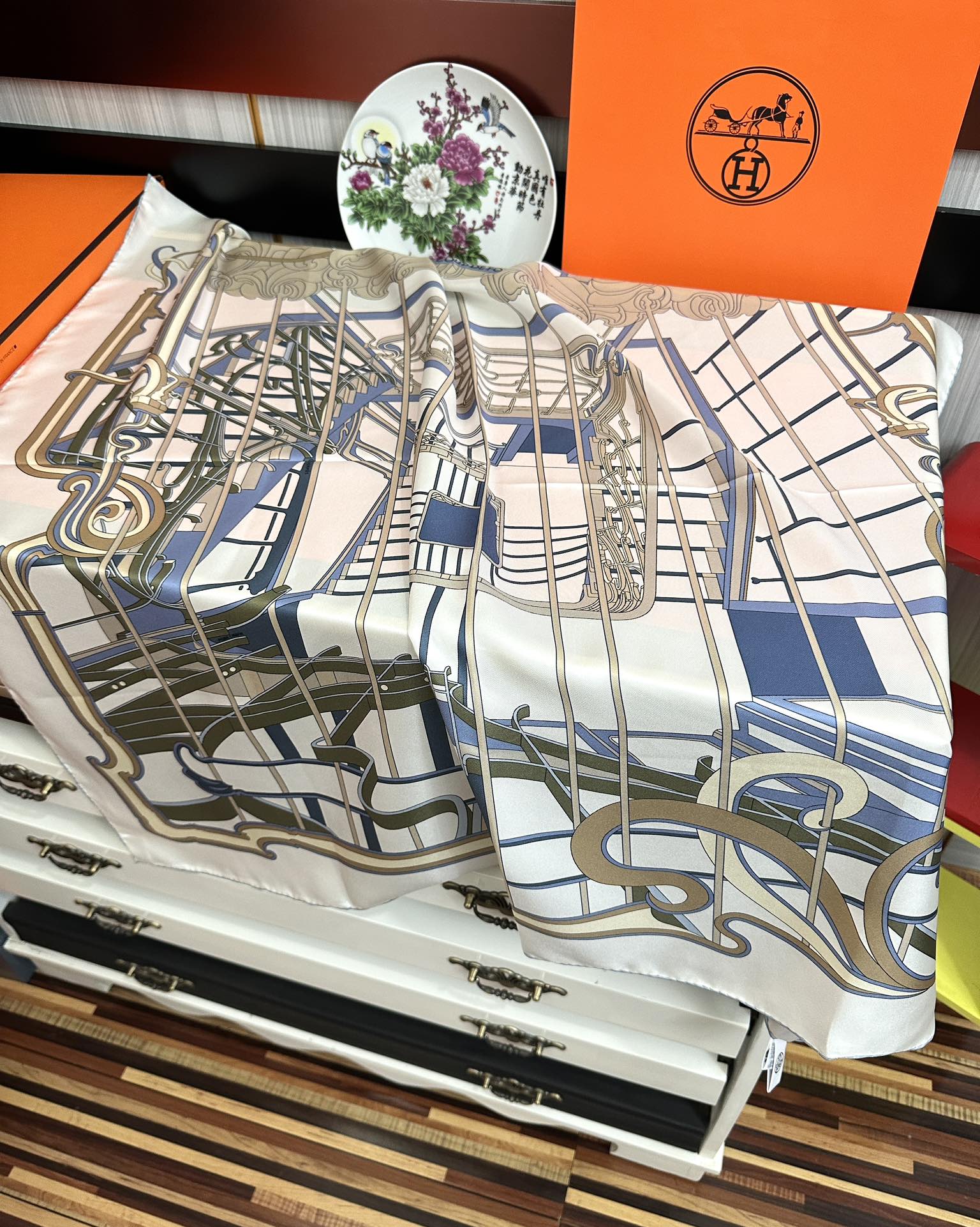 🔥新款爱马仕 【马鞭起舞线条版】90方巾 创作渊源在比利时的圣吉尔区[嘴唇]建筑师维克多•霍塔 Hort