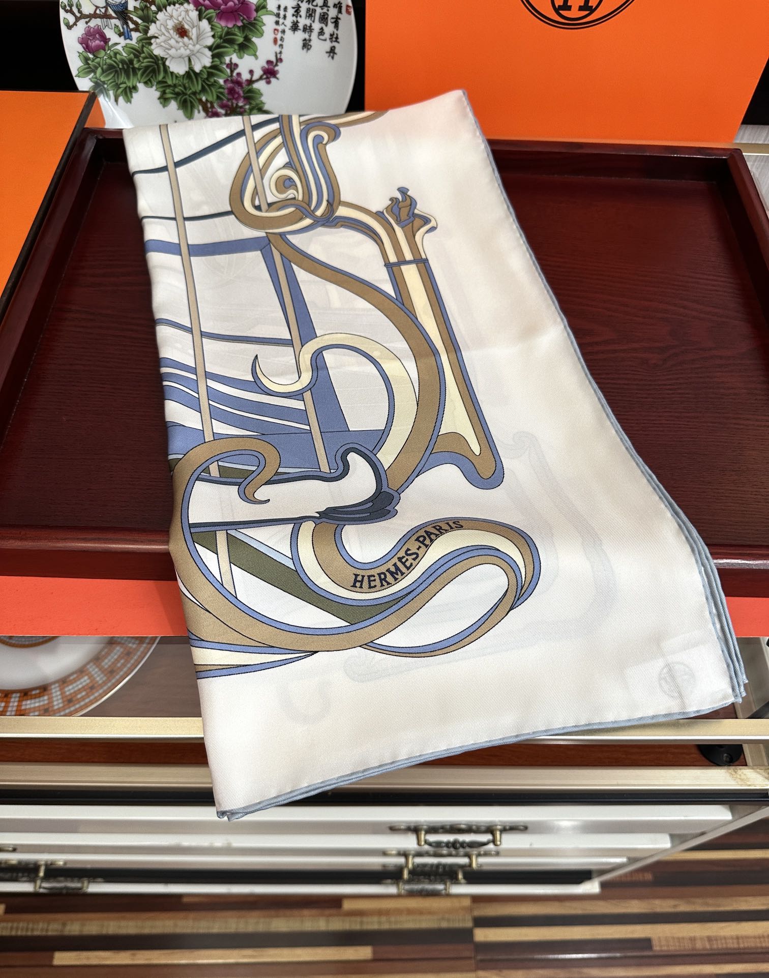 🔥新款爱马仕 【马鞭起舞线条版】90方巾 创作渊源在比利时的圣吉尔区[嘴唇]建筑师维克多•霍塔 Hort