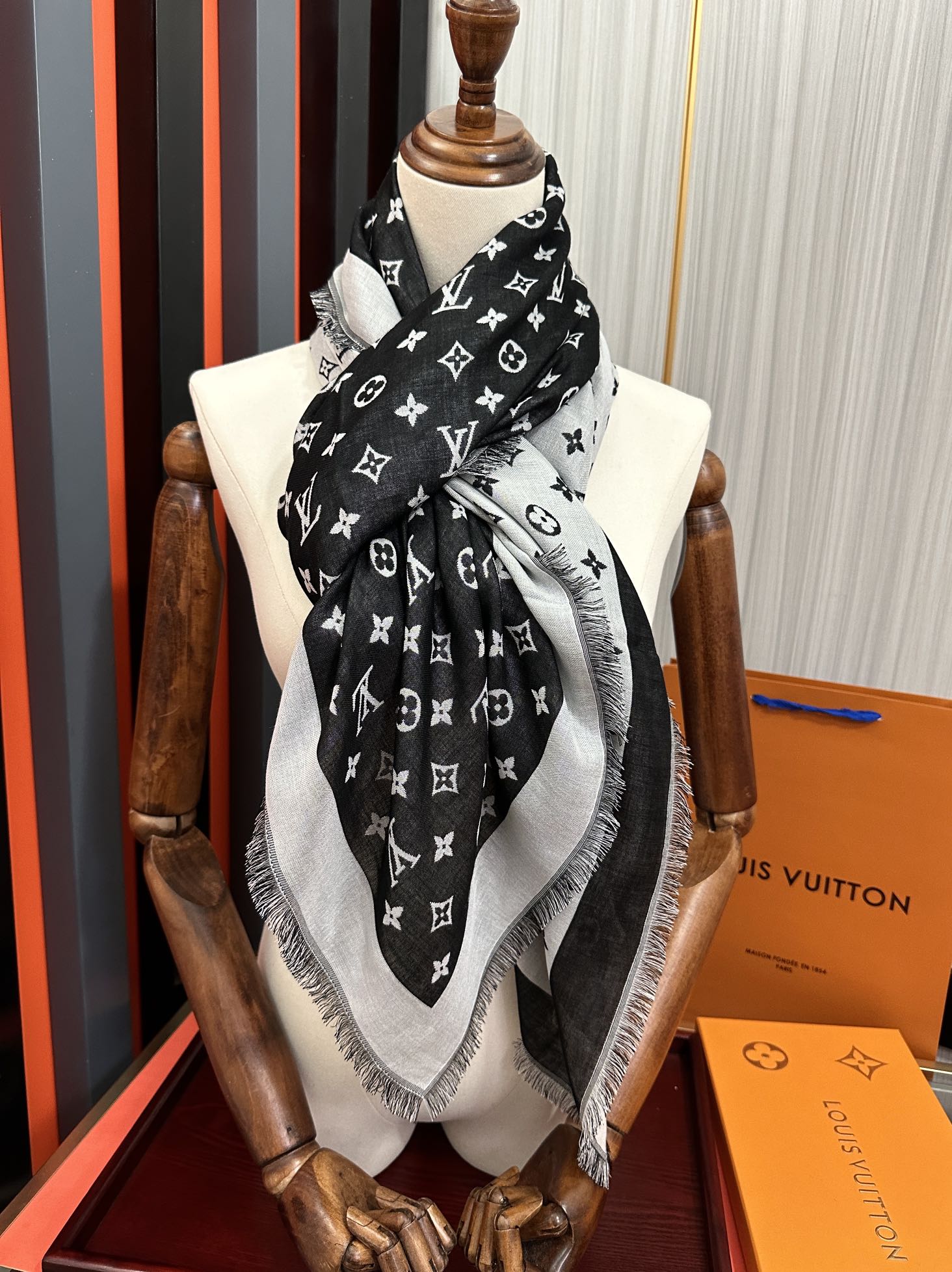 🔥LV 2025重磅推荐经典款L家人手必败一条最最经典款💪🏻💪🏻采用暗纹提花🌺🌺🌺技术重新演绎Monog