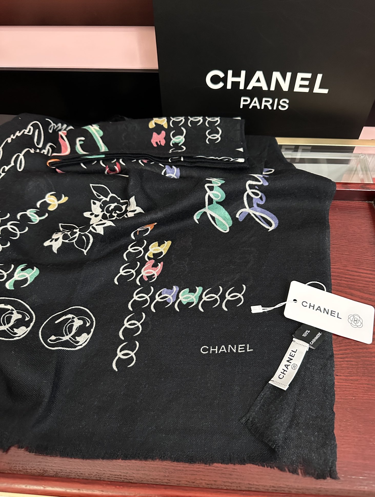 🔥新款 太美了 小香[嘴唇]2025最新系列 必备款 顶级设计太美了，真心赞👍😘💍实物真心美 🎀披肩配以