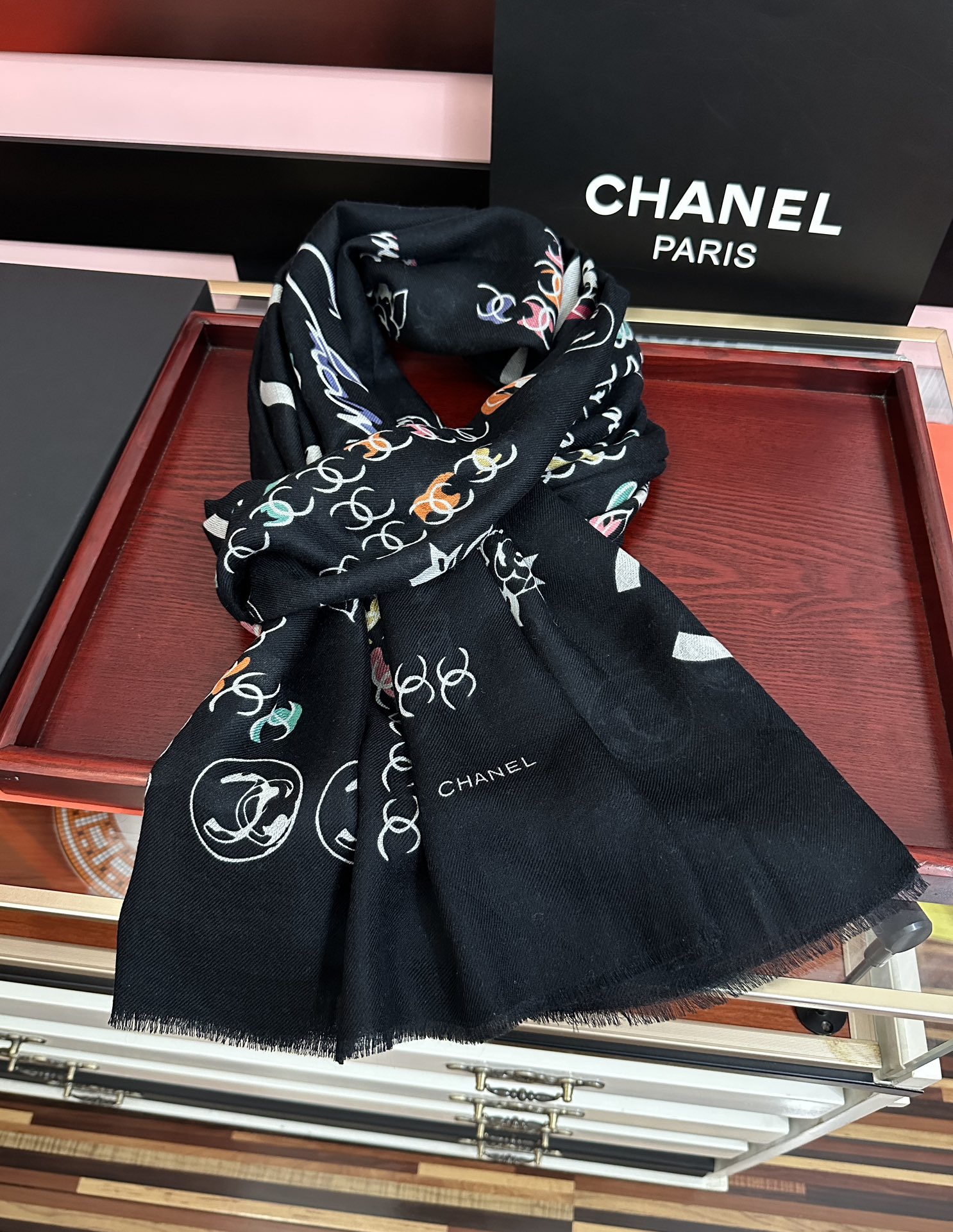 🔥新款 太美了 小香[嘴唇]2025最新系列 必备款 顶级设计太美了，真心赞👍😘💍实物真心美 🎀披肩配以