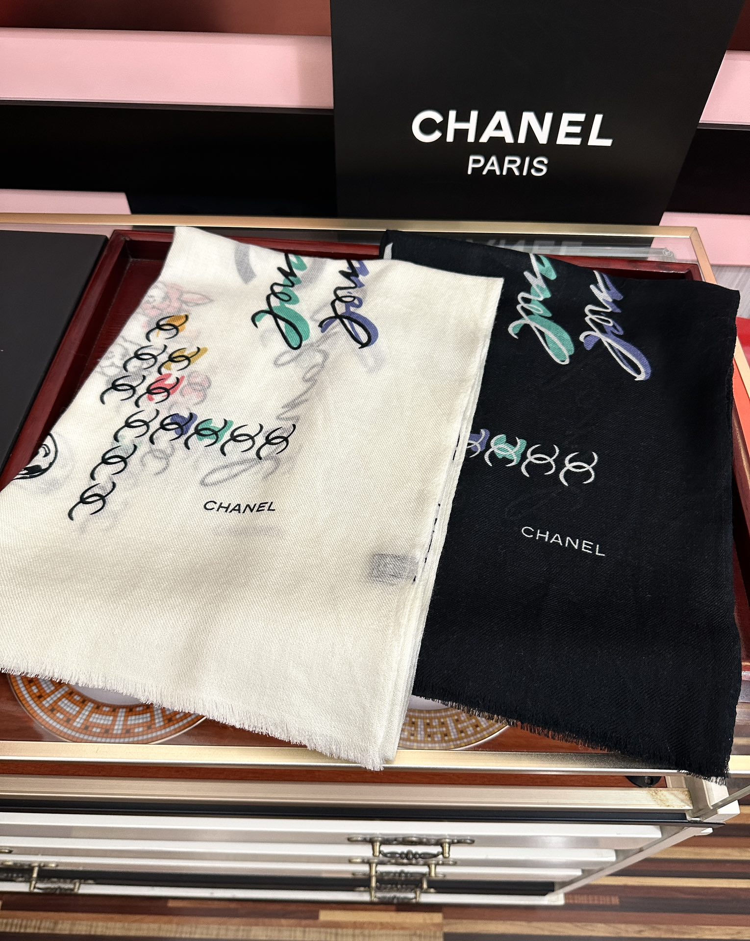 🔥新款 太美了 小香[嘴唇]2025最新系列 必备款 顶级设计太美了，真心赞👍😘💍实物真心美 🎀披肩配以