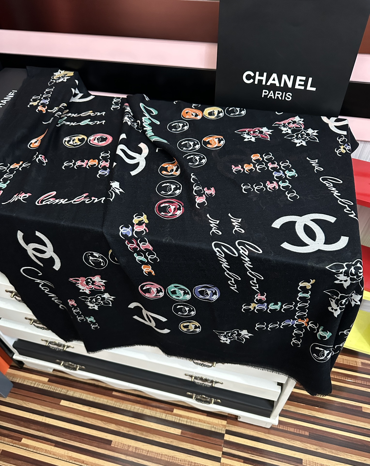 🔥新款 太美了 小香[嘴唇]2025最新系列 必备款 顶级设计太美了，真心赞👍😘💍实物真心美 🎀披肩配以